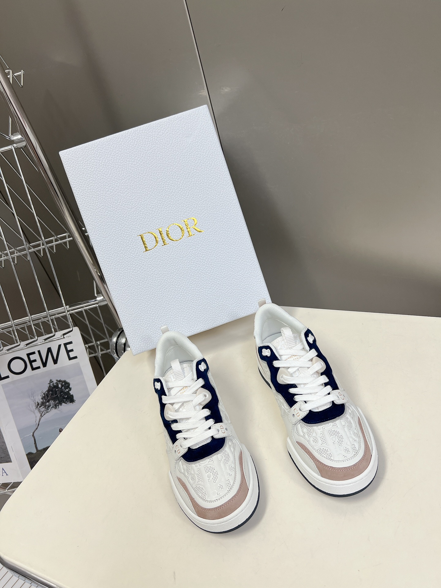 Dior迪奥春夏走秀款运动鞋情侣款一眼就爱上的小白鞋经典百搭四季皆宜可与各式服装搭配采用白色印花小牛皮革