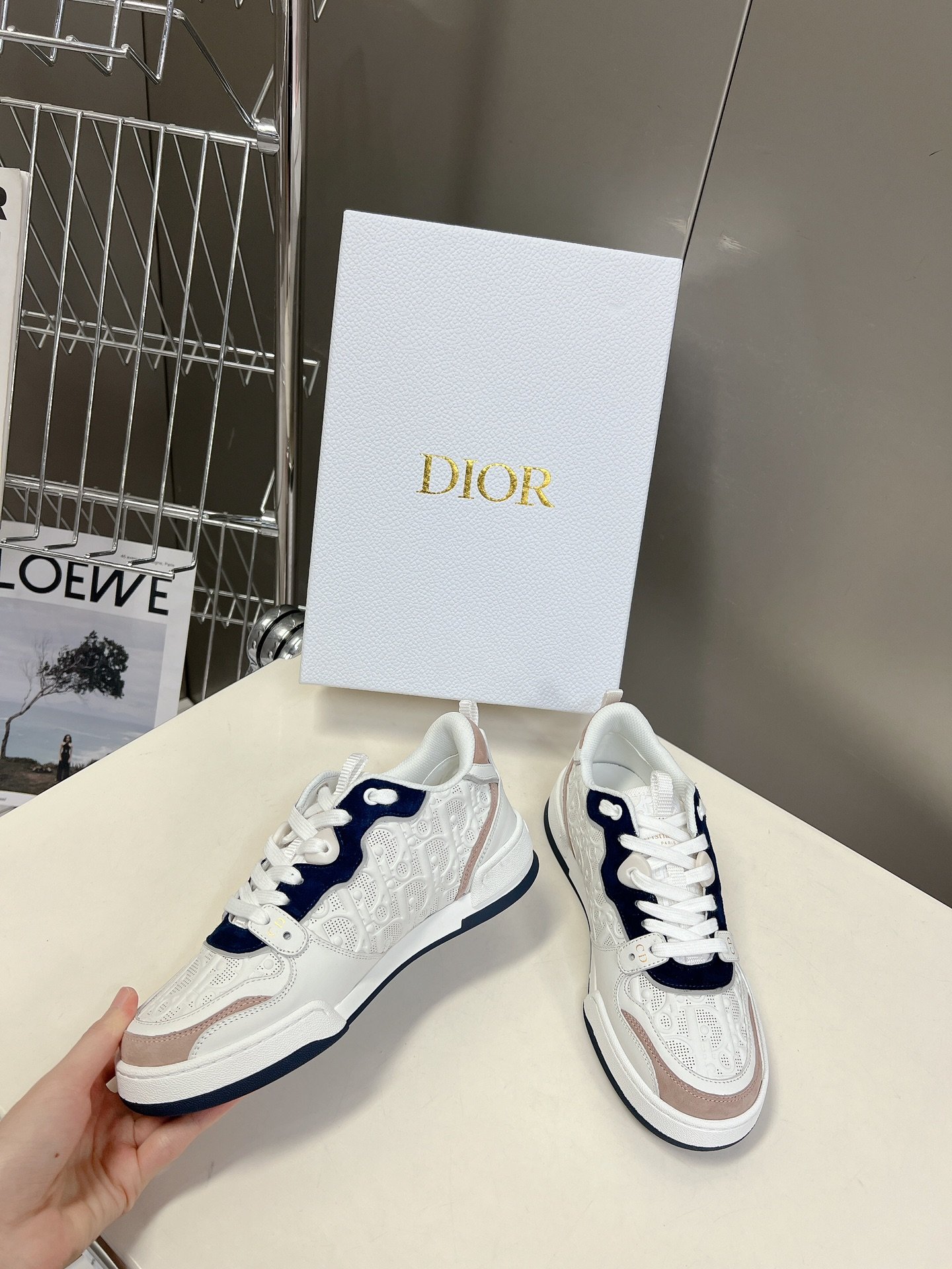 Dior迪奥春夏走秀款运动鞋情侣款一眼就爱上的小白鞋经典百搭四季皆宜可与各式服装搭配采用白色印花小牛皮革