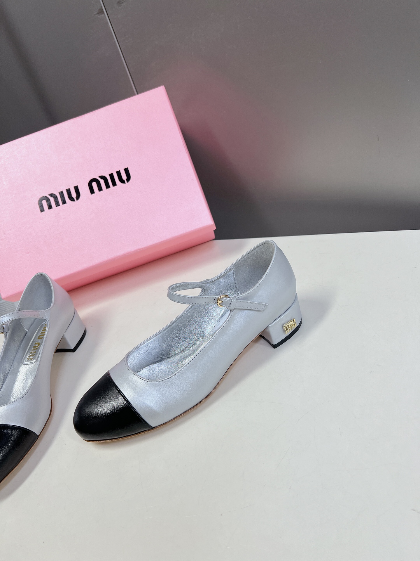 MiuMiu24春夏新款漆皮玛丽珍拼色粗跟单鞋简约风格！上身就是时髦满分考验一定的穿搭功底哦鞋身造型轻盈