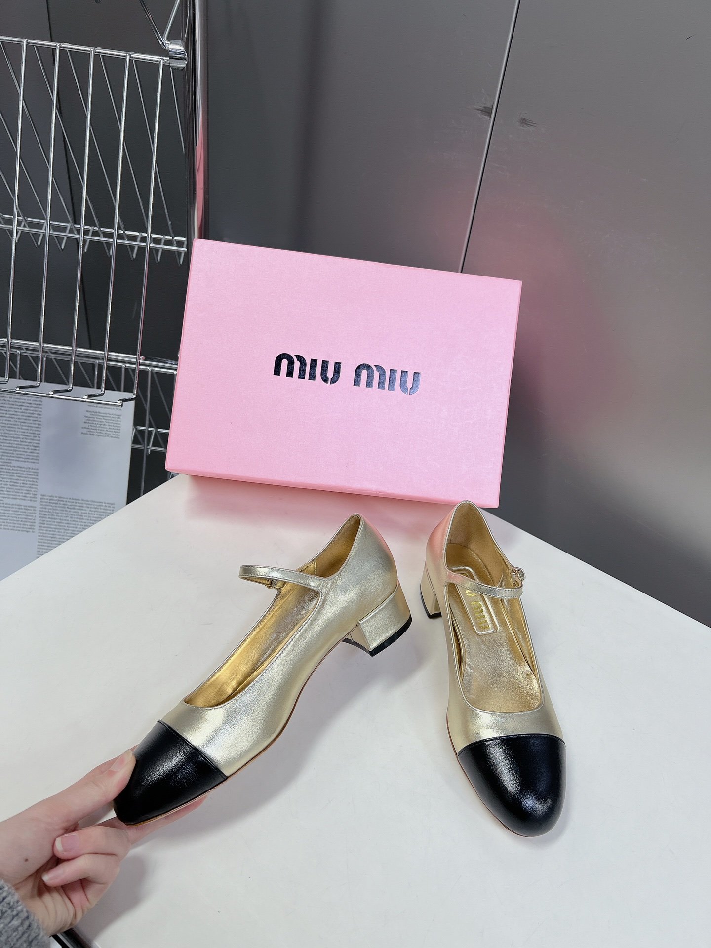 MiuMiu24春夏新款漆皮玛丽珍拼色粗跟单鞋简约风格！上身就是时髦满分考验一定的穿搭功底哦鞋身造型轻盈