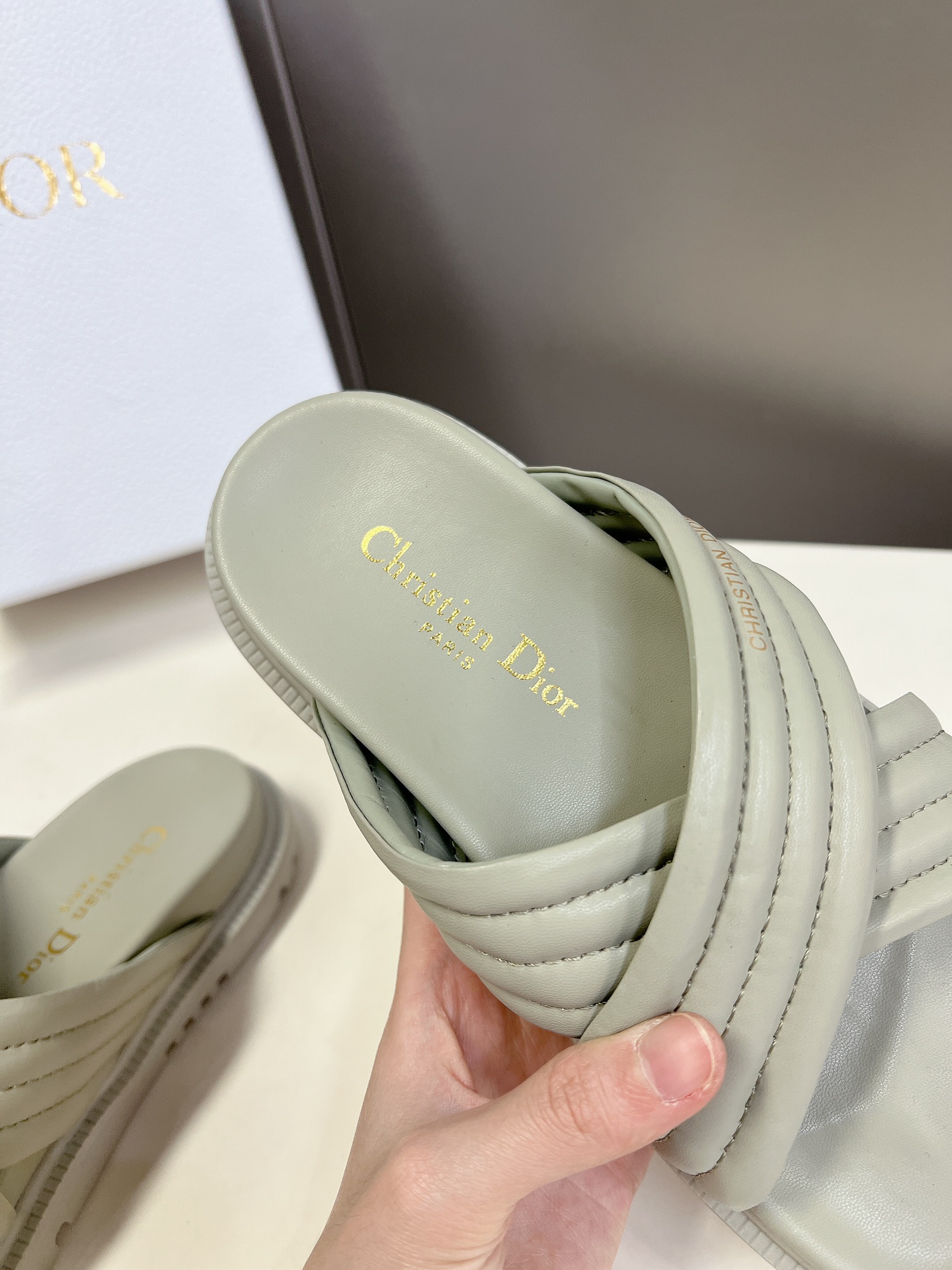 Dior迪奥春夏最新款凉鞋超多明星网红种草经典的版型设计上迪奥LOGO丝印点缀超好看超百搭上脚非常柔软️