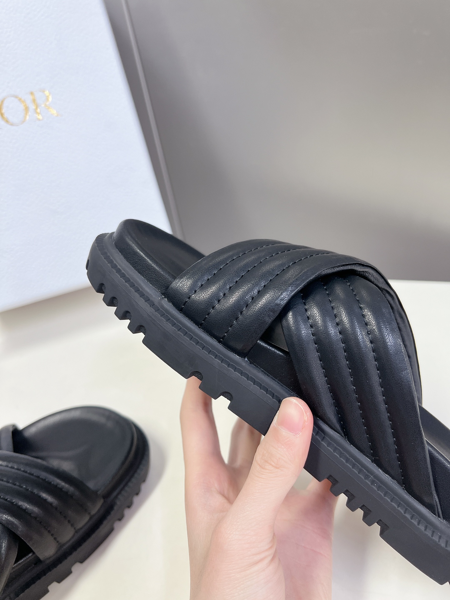 Dior迪奥春夏最新款凉鞋超多明星网红种草经典的版型设计上迪奥LOGO丝印点缀超好看超百搭上脚非常柔软️