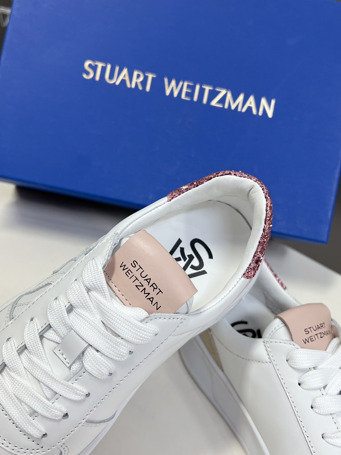 StuartWeitzman高版本SW低帮休闲运动鞋华丽焕新经典系带款小白鞋全新上线恩缇韦曼专门为女性量