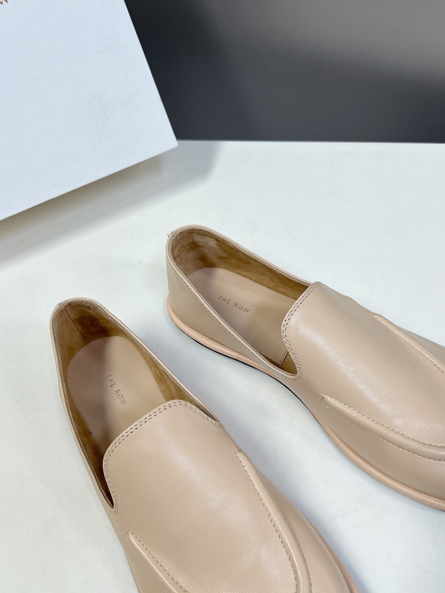 小众潮牌TheRow“Canal”芭蕾舞鞋️第一眼看到这个鞋子就爱上了带点复古味随意搭配都好看！各大网红