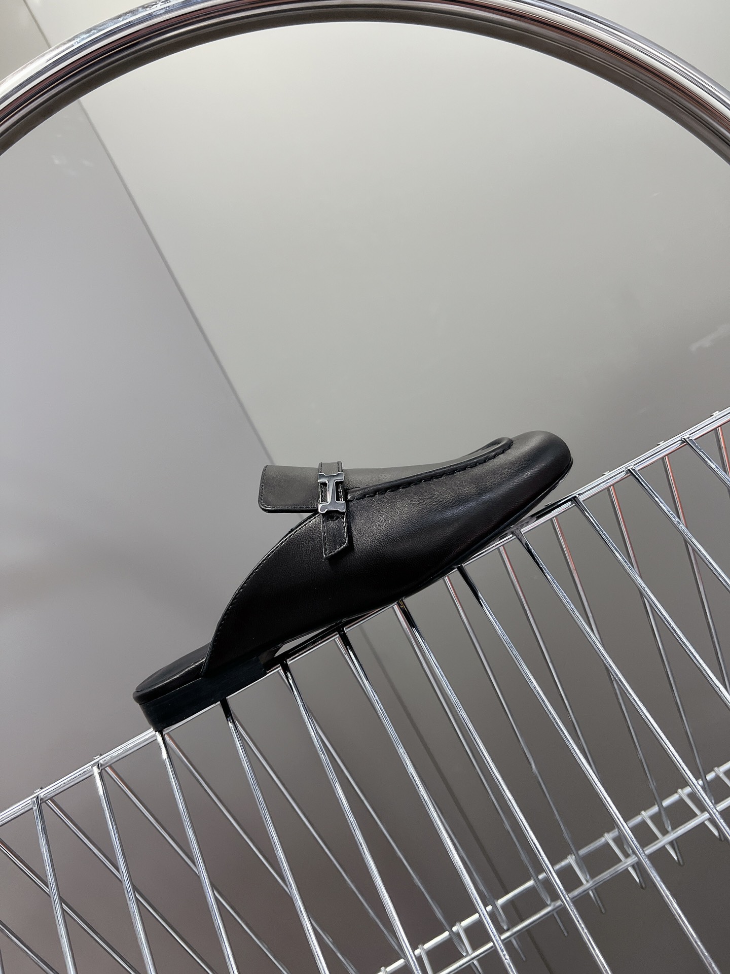 布皮250HERMES爱马仕2024春夏穆勒拖鞋新品h家圆头造型的穆勒拖还是第一款上脚包裹感更强走路更跟
