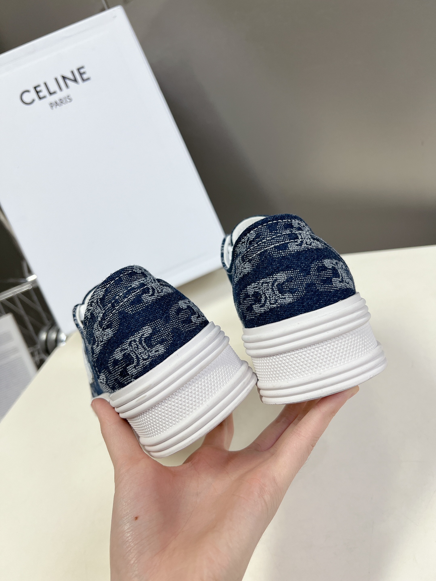 Celine思琳春夏款帆布鞋简单舒服干净就这你以为Hedi设计的只是普普通通的球鞋吗他有注入自己的时髦巧