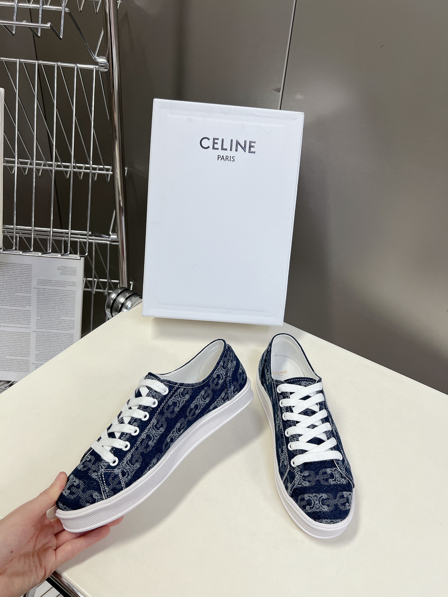 Celine思琳春夏款帆布鞋简单舒服干净就这你以为Hedi设计的只是普普通通的球鞋吗他有注入自己的时髦巧