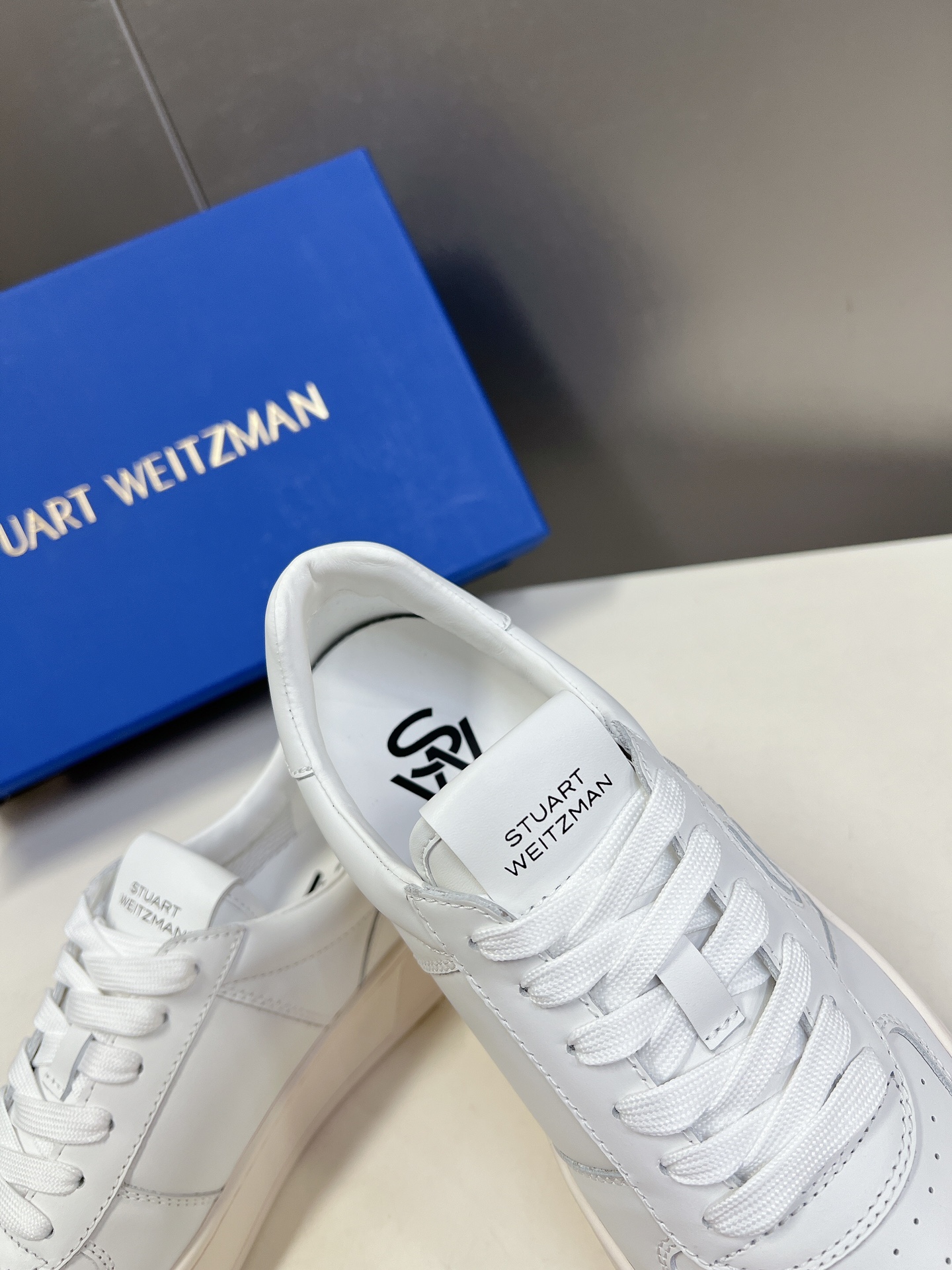StuartWeitzman高版本SW低帮休闲运动鞋华丽焕新经典系带款小白鞋全新上线恩缇韦曼专门为女性量