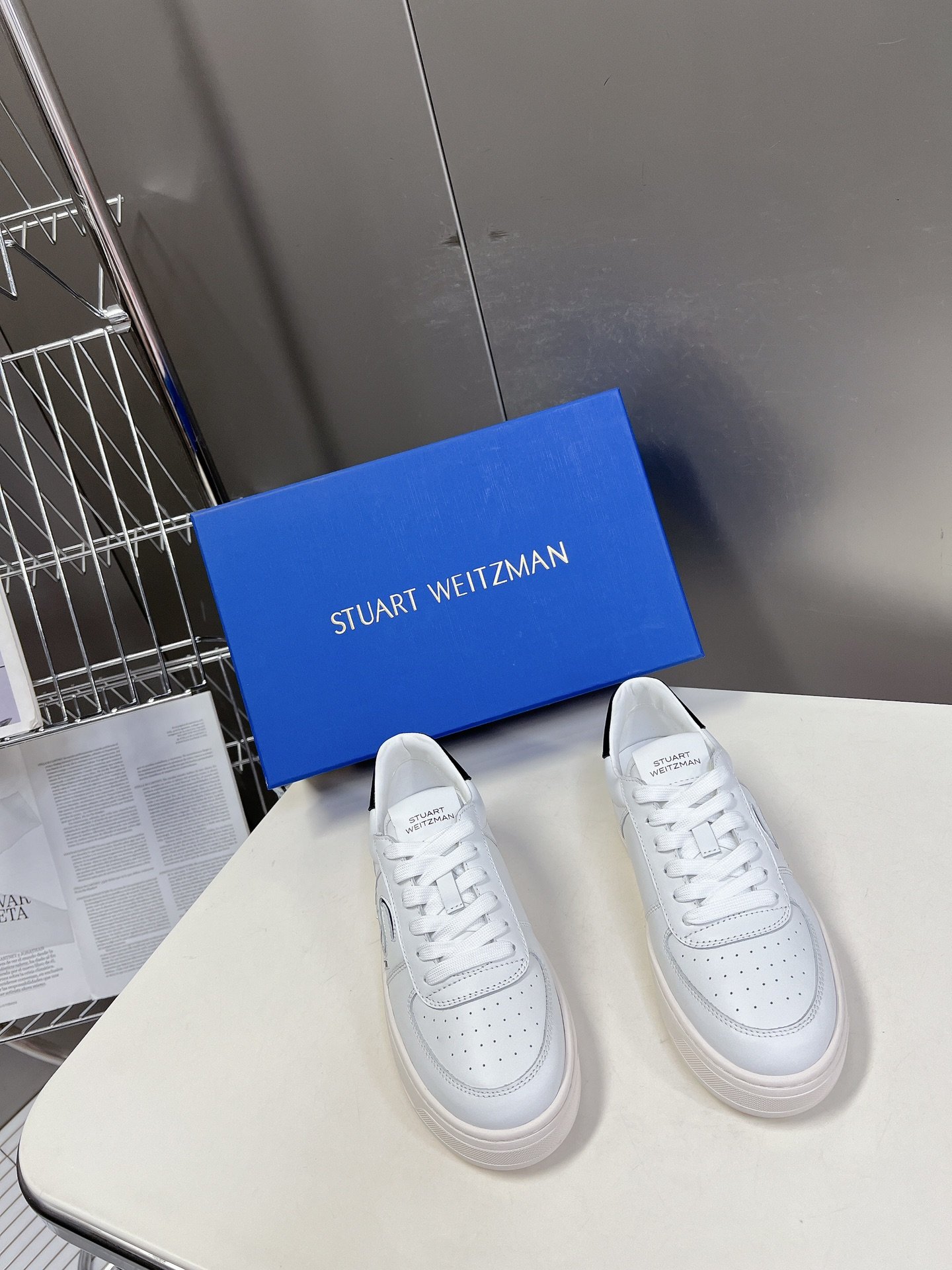 StuartWeitzman高版本SW低帮休闲运动鞋华丽焕新经典系带款小白鞋全新上线恩缇韦曼专门为女性量