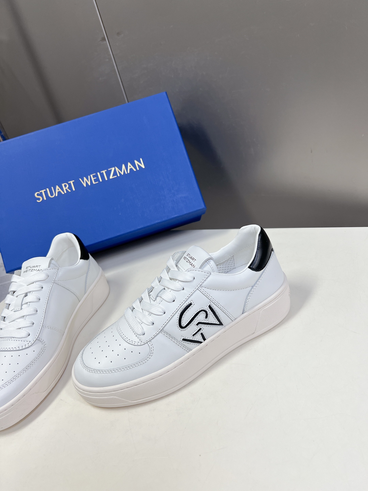 StuartWeitzman高版本SW低帮休闲运动鞋华丽焕新经典系带款小白鞋全新上线恩缇韦曼专门为女性量