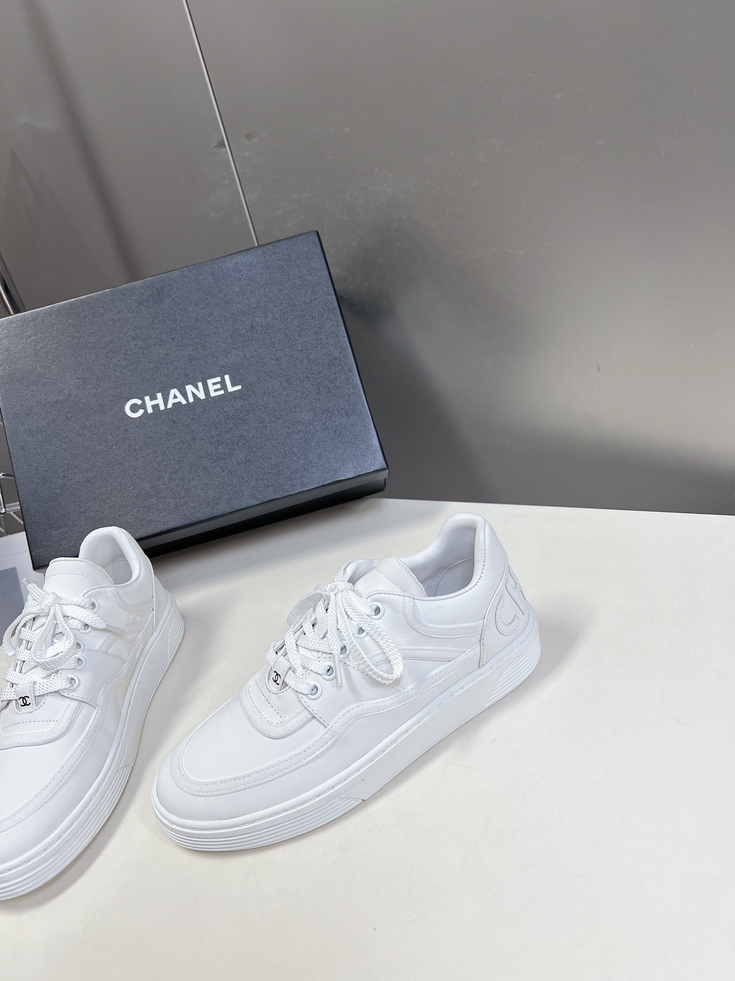 Chanel香奈儿最新款全皮休闲运动鞋滑板鞋原版购入开发做货小香C家专柜又一超级大爆款网红博主小姐姐们的
