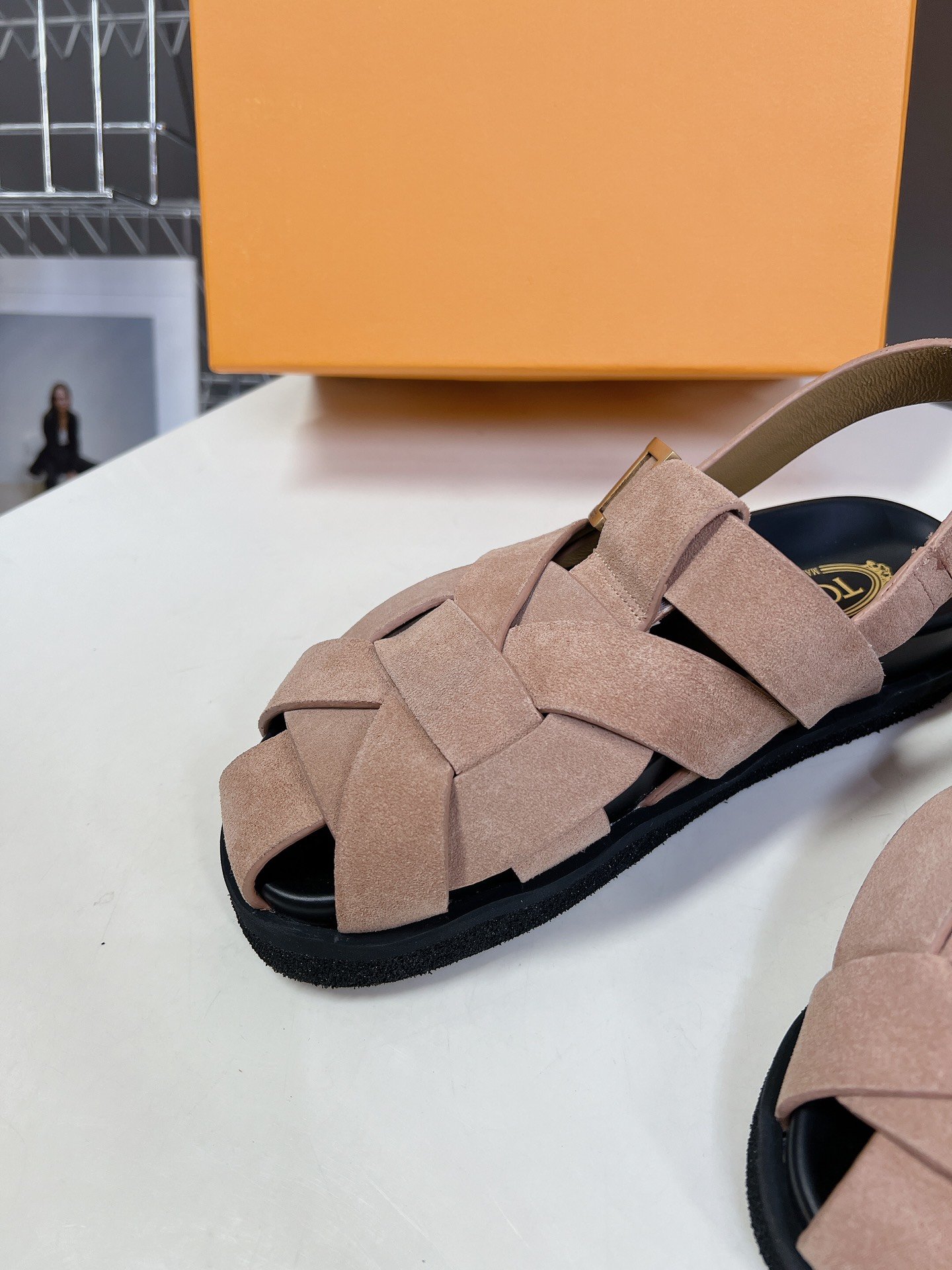 Tods托德斯2024走秀款罗马凉鞋猪笼鞋手工编织皮面复古时髦前T标志性金属标搭配每一个设计元素都踩在时