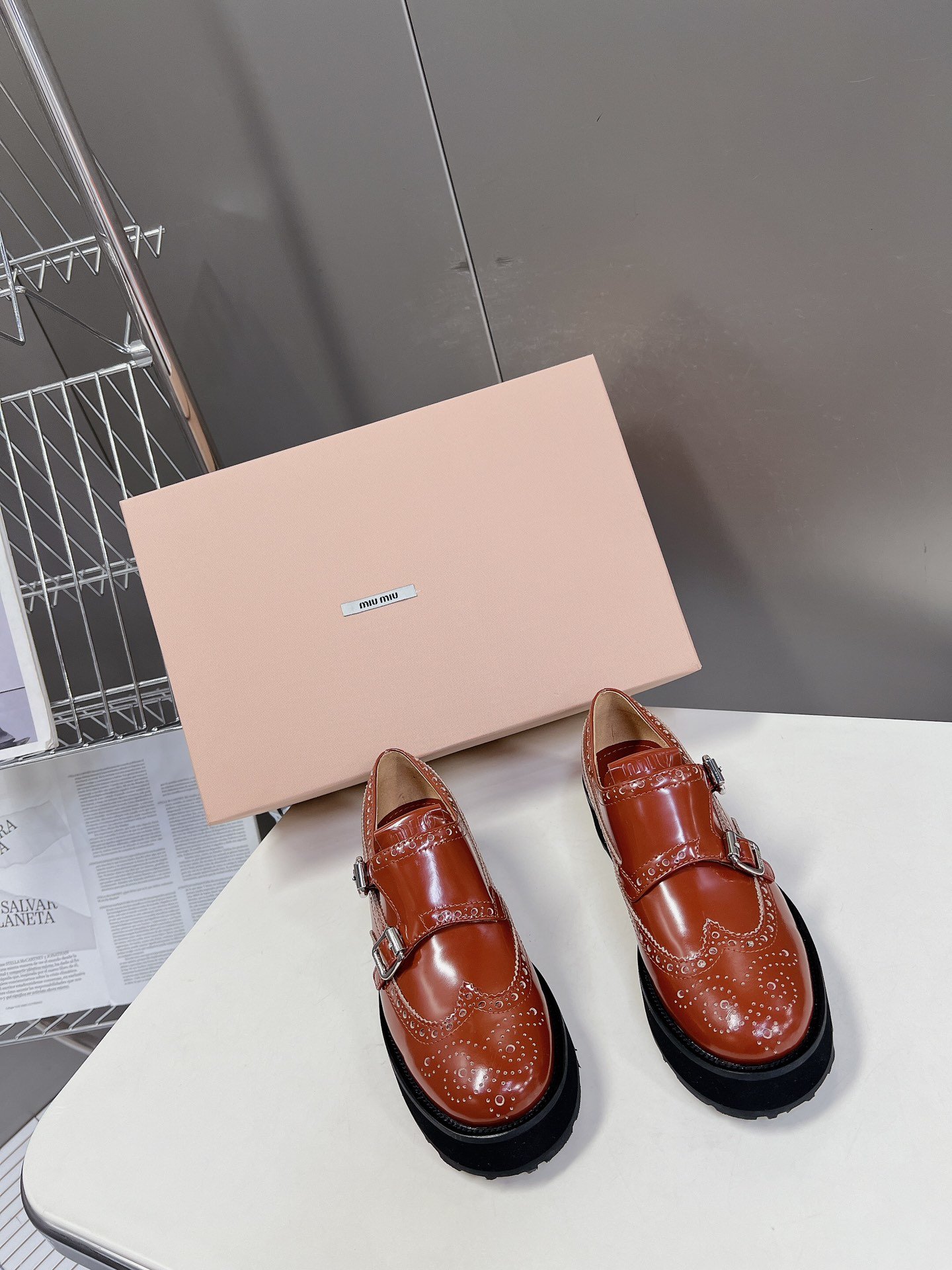 MiuMiu谬谬宣布携手鞋履品牌Churchs呈现春夏合作系列将品牌传统的正装风范与MiuMiu品牌蕴藉