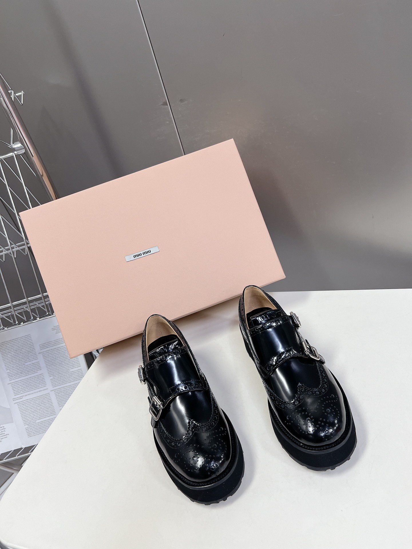 MiuMiu谬谬宣布携手鞋履品牌Churchs呈现春夏合作系列将品牌传统的正装风范与MiuMiu品牌蕴藉