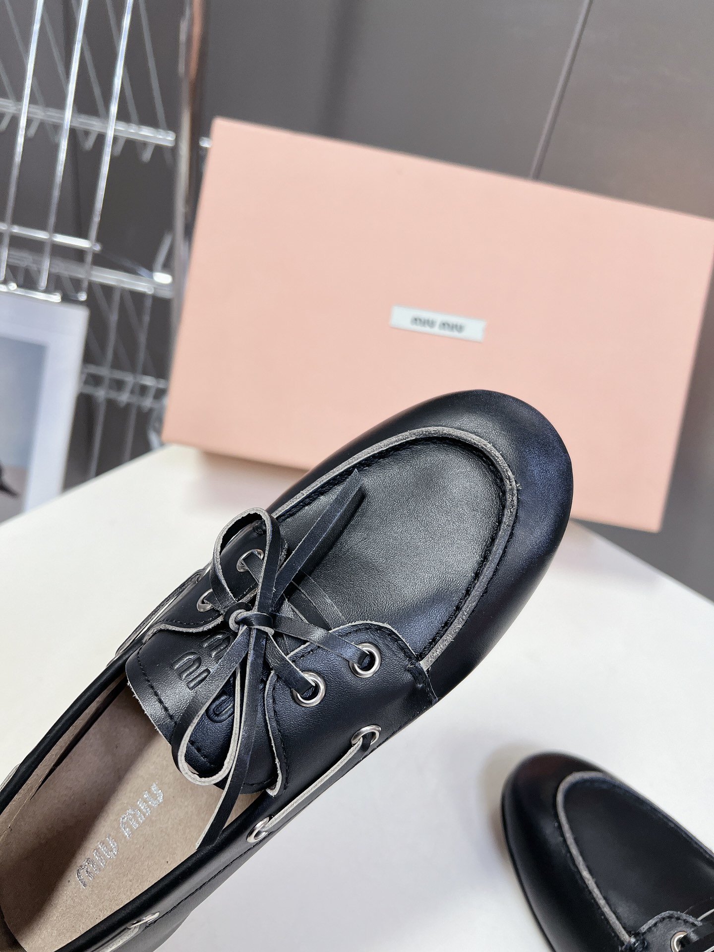 MiuMiu缪缪2024米兰走秀款春夏豆豆鞋“邋遢”来自MiuMiu系列的细节特写以双色鞋带样式呈现.新
