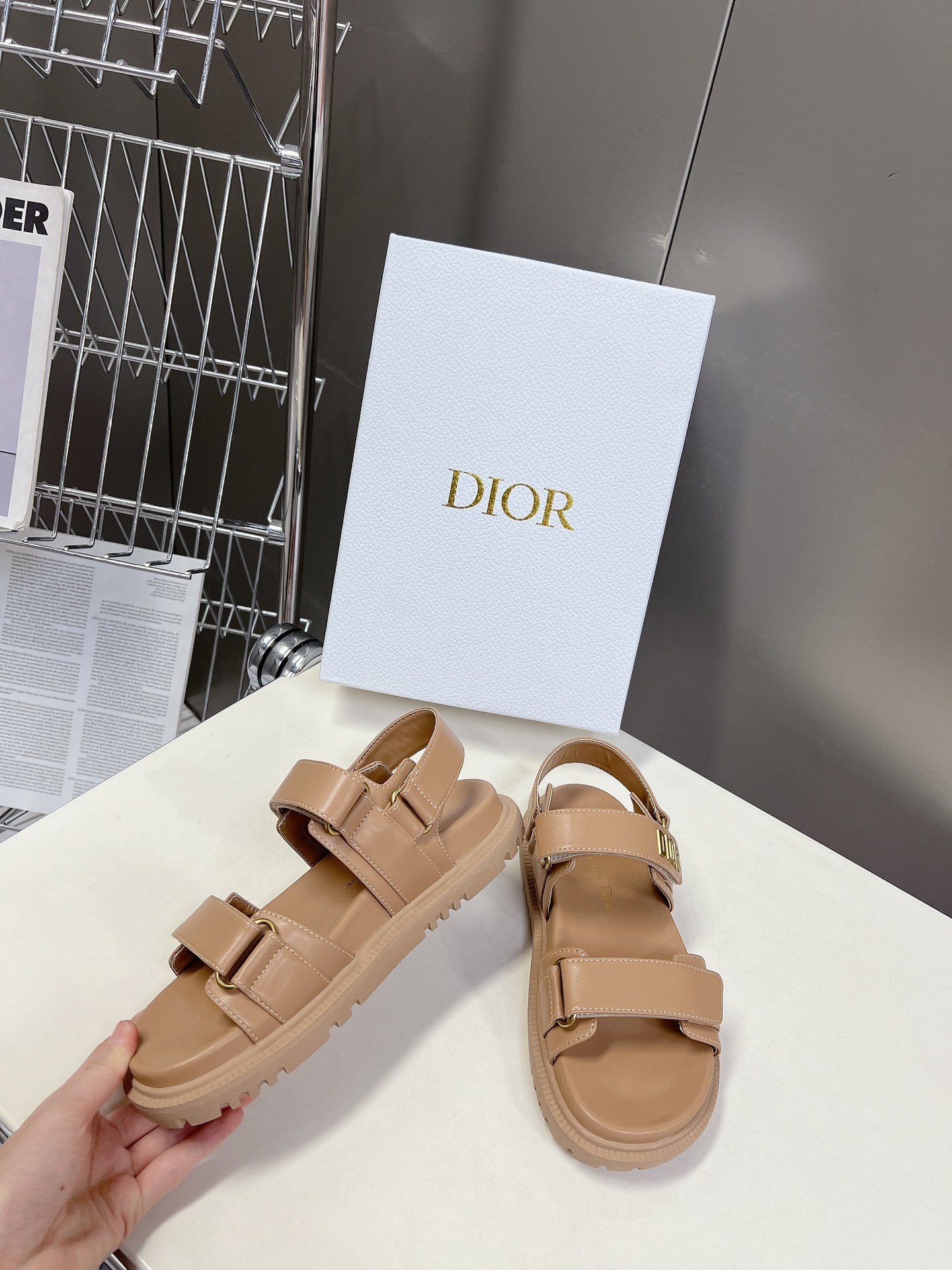 Dior迪奥春夏最新款魔术贴凉鞋超多明星网红种草经典的版型设计上迪奥LOGO五金点缀超好看超百搭上脚非常