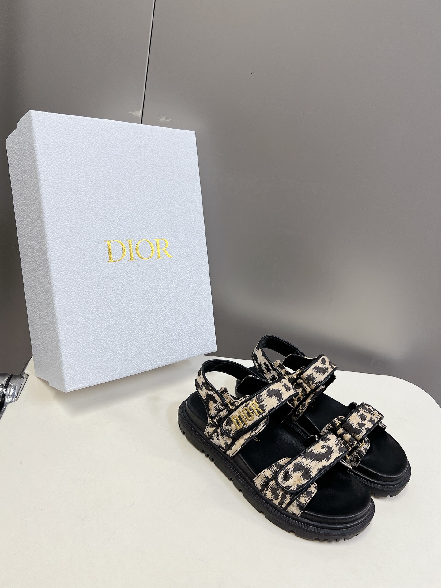 Dior迪奥春夏最新款魔术贴凉鞋超多明星网红种草经典的版型设计上迪奥LOGO五金点缀超好看超百搭上脚非常