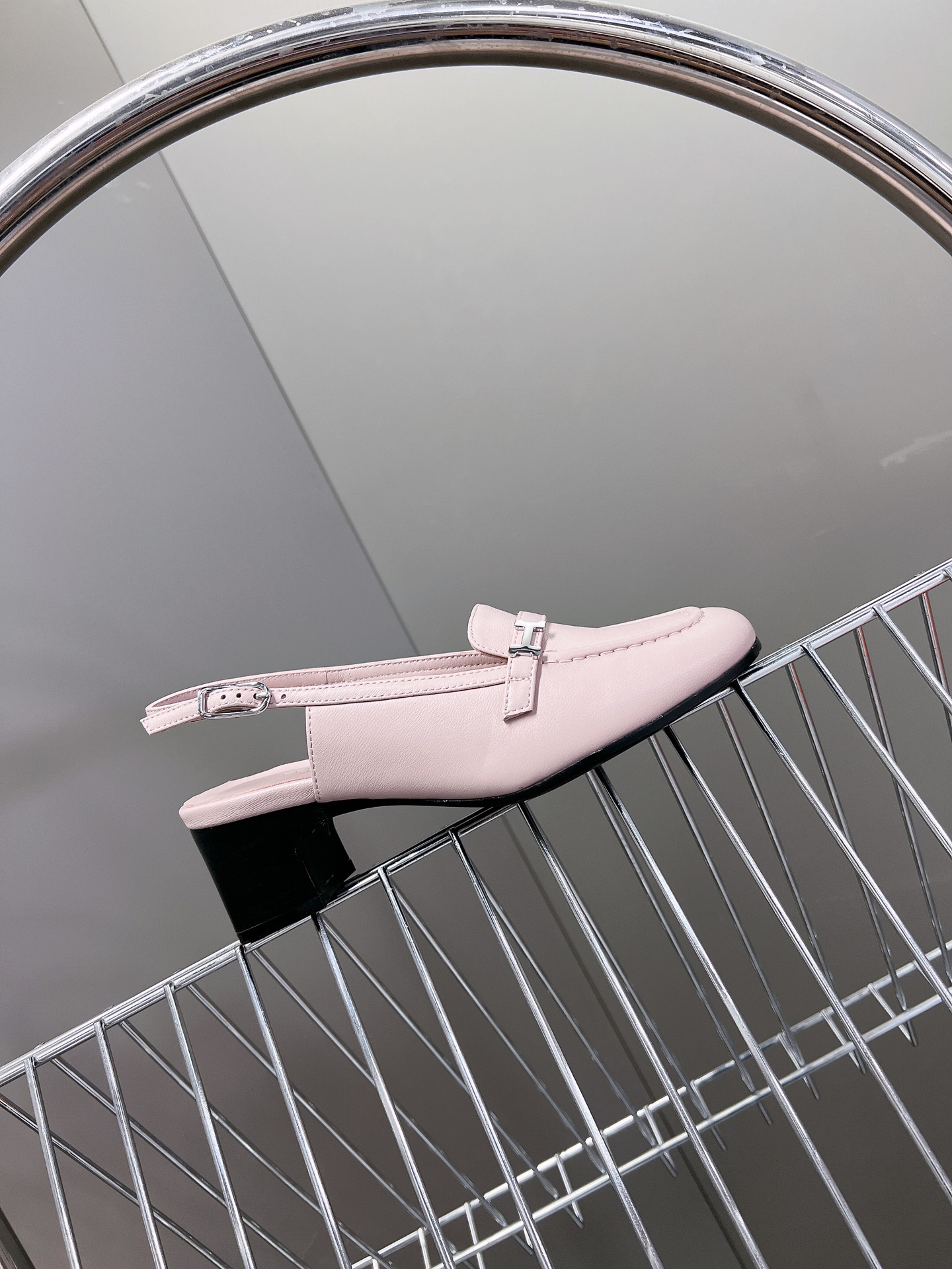 HERMES爱马仕2024春夏穆勒拖鞋新品h家圆头造型的穆勒拖还是第一款上脚包裹感更强走路更跟脚️原版复