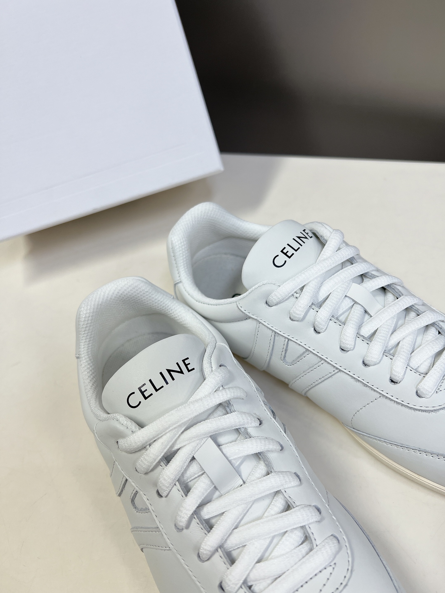 Celine思琳新款休闲鞋德训运动鞋小白鞋专柜7000RMB购入开发充满街头感的一双鞋子最新大C设计非常