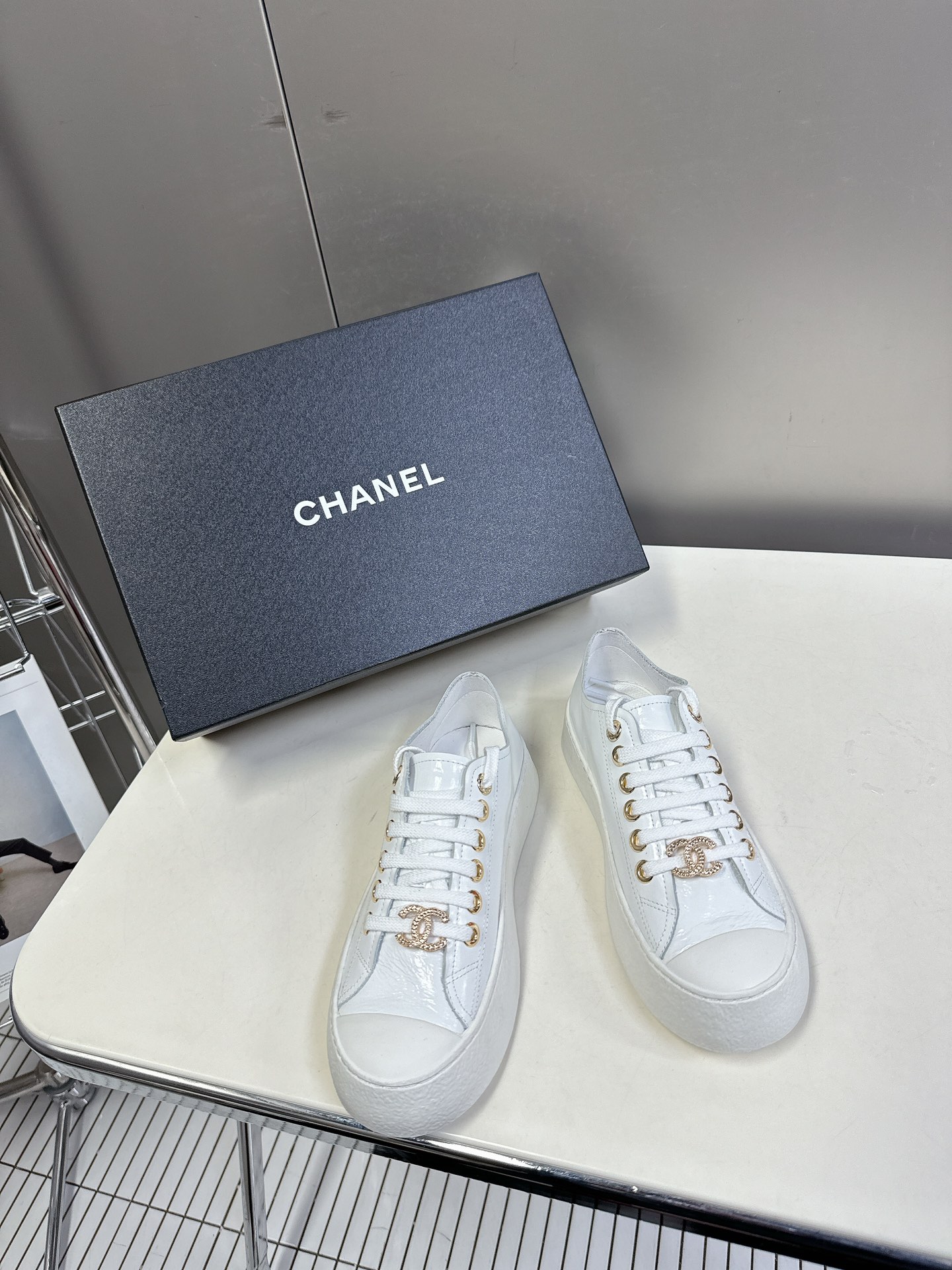 Chanel Scarpe da Skate Sneaker Pantofole Mezze Bianco Donne Tela Pelle bovina di pecora Top bassi