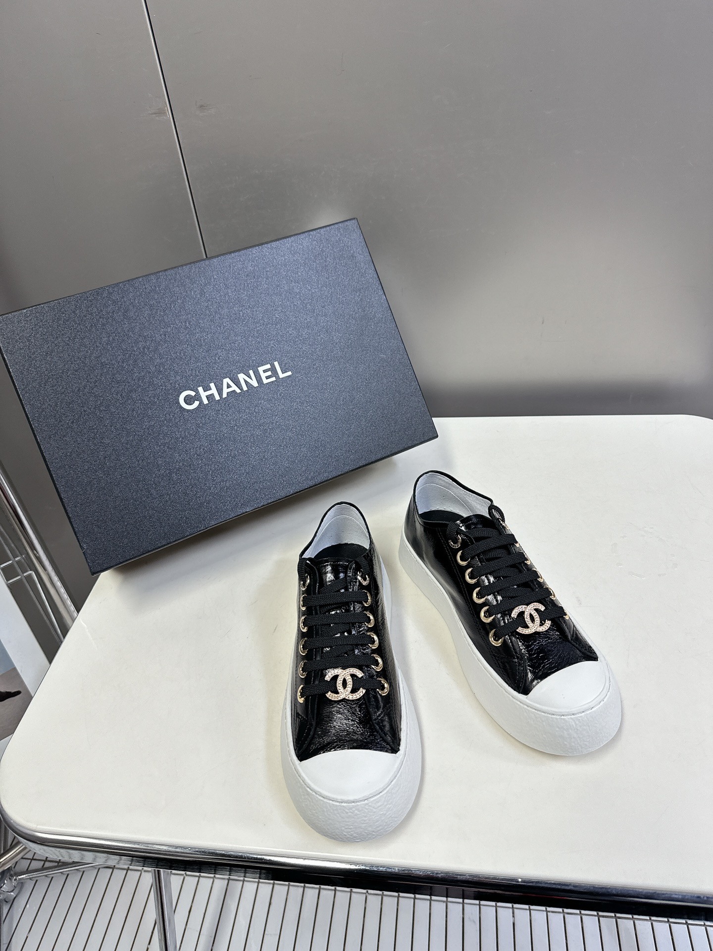 Chanel Scarpe da Skate Sneaker Pantofole Mezze Bianco Donne Tela Pelle bovina di pecora Top bassi