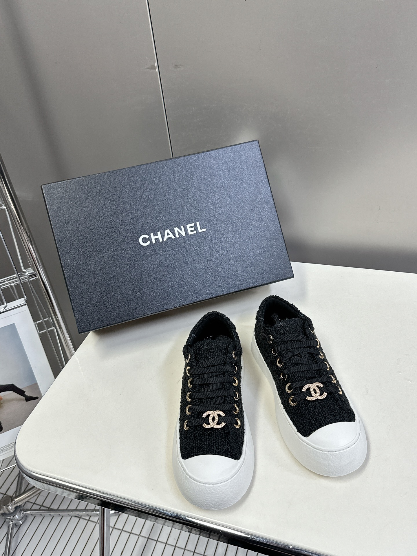 Chanel Scarpe da Skate Sneaker Pantofole Mezze Bianco Donne Tela Pelle bovina di pecora Top bassi