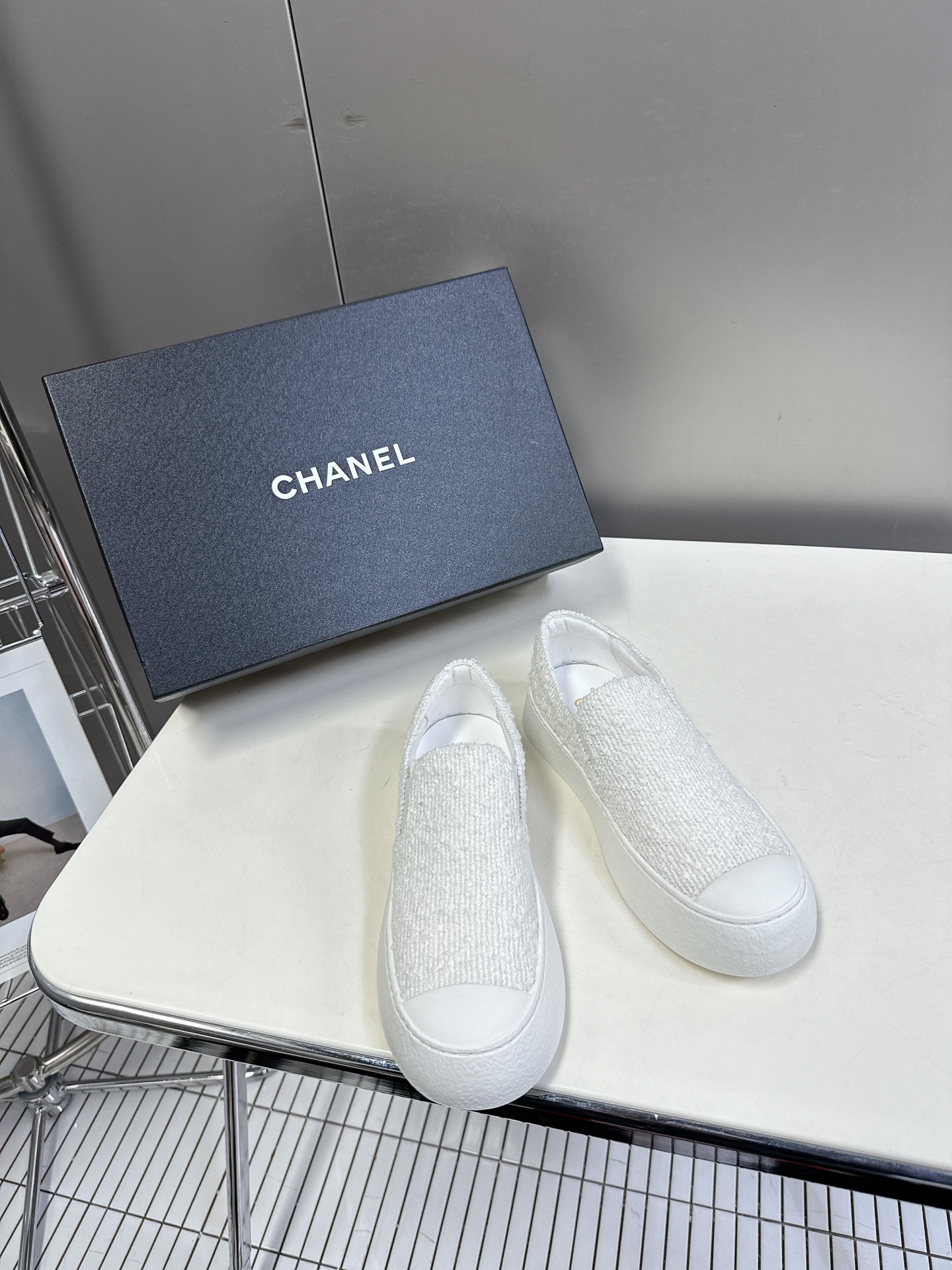 Chanel Scarpe da Skate Sneaker Pantofole Mezze Bianco Donne Tela Pelle bovina di pecora Top bassi