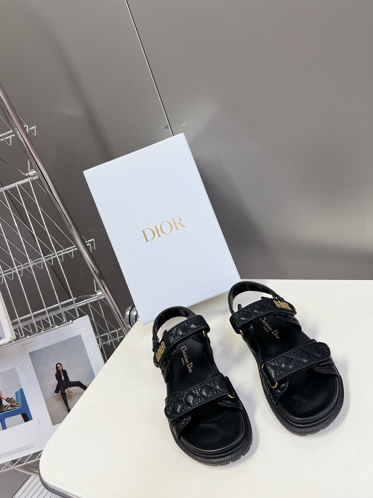 Peydjy   Dior 春夏最新款魔术贴凉鞋、超多明星网红种草、经典的版型设计➕上迪奥LOGO五金点缀、超好看超百搭、上脚非常柔软✔️鞋面进口电绣，内里羊皮里、正品开模TPU大底 码数：35-41
