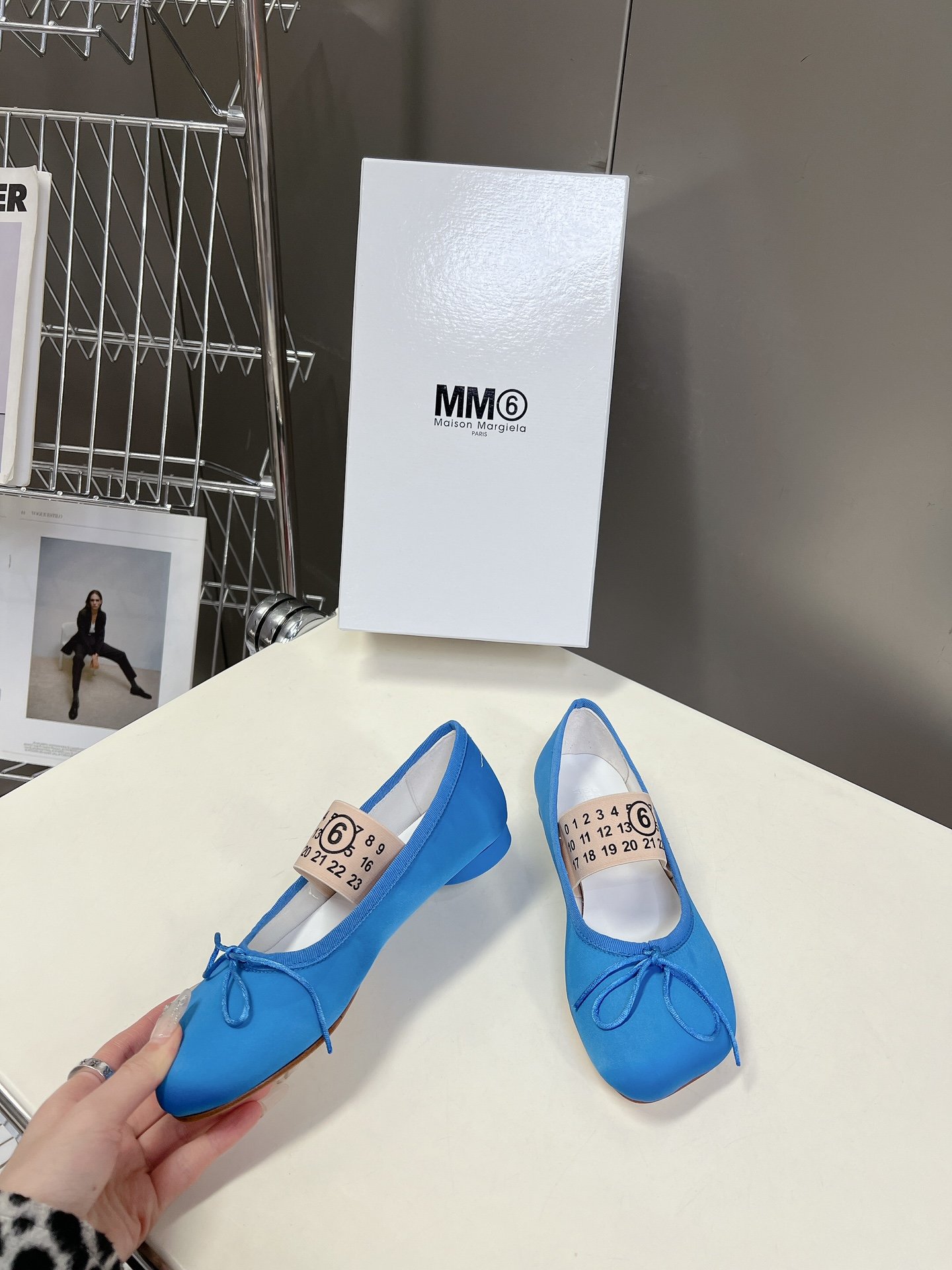 新款芭蕾舞鞋MM6MaisonMargiela这个夏天就穿她了炒鸡减龄大热时尚风格灰色真丝材质Mm6Ma