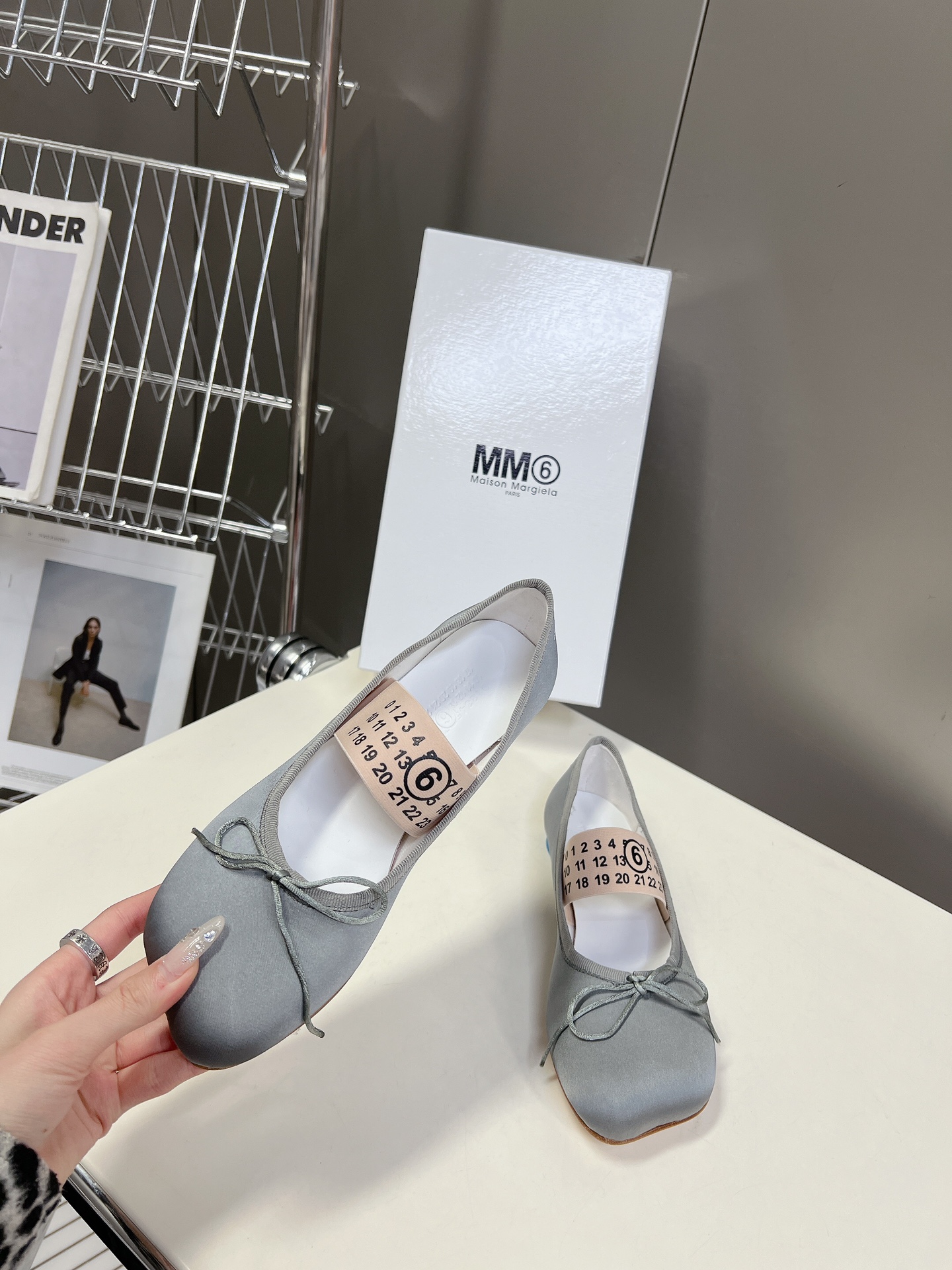 新款芭蕾舞鞋MM6MaisonMargiela这个夏天就穿她了炒鸡减龄大热时尚风格灰色真丝材质Mm6Ma