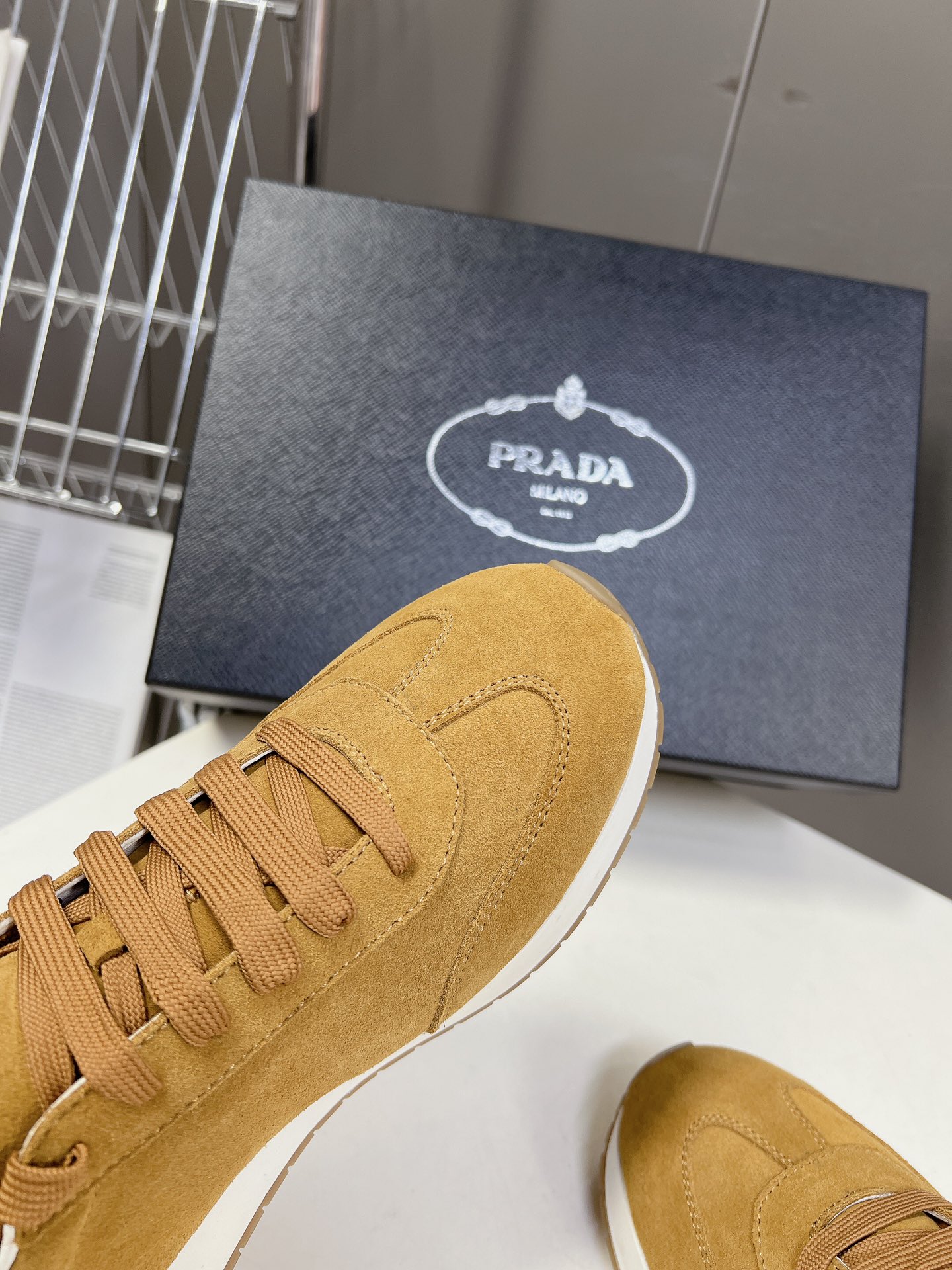 PRADA春季男装休闲鞋新款上线️清爽的表现足以表达对鞋子的个个细节的把控面料进口荔枝纹牛皮羊皮内里发泡
