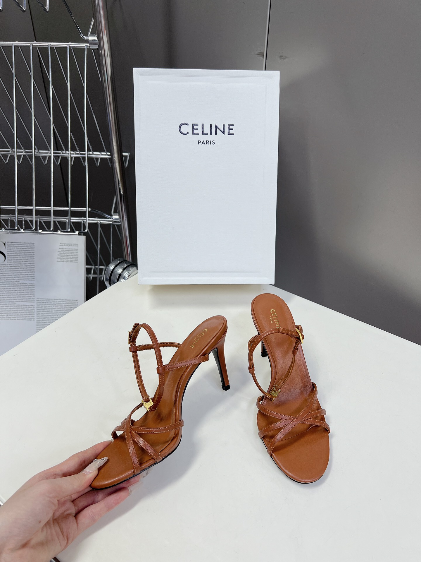 Celine思琳春夏凯旋门时装鞋柔美的露脚设计脚踝绑带上脚真的超级显瘦超级美C家特定的精致凯旋门logo