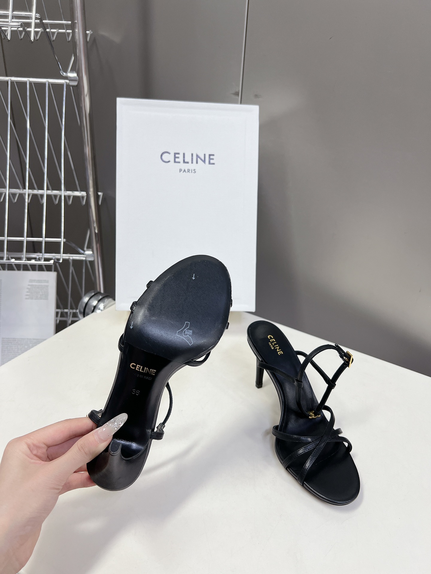 Celine思琳春夏凯旋门时装鞋柔美的露脚设计脚踝绑带上脚真的超级显瘦超级美C家特定的精致凯旋门logo