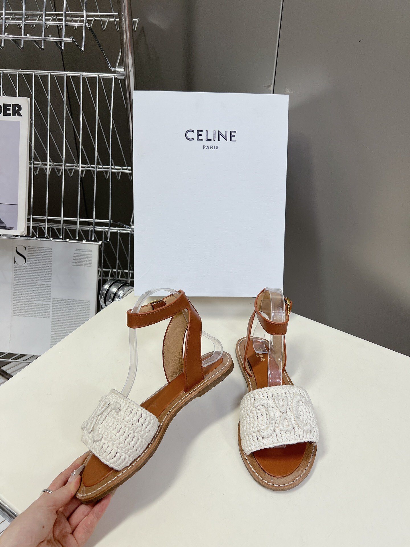 Celine思琳春夏最新款复古凯旋门时髦凉鞋夏天搭配袜子简直绝绝子了️复古的点上带上了满分时髦感颜值绝️