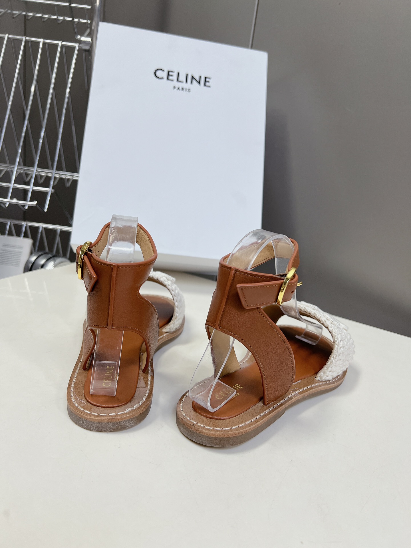 Celine思琳春夏最新款复古凯旋门时髦凉鞋夏天搭配袜子简直绝绝子了️复古的点上带上了满分时髦感颜值绝️