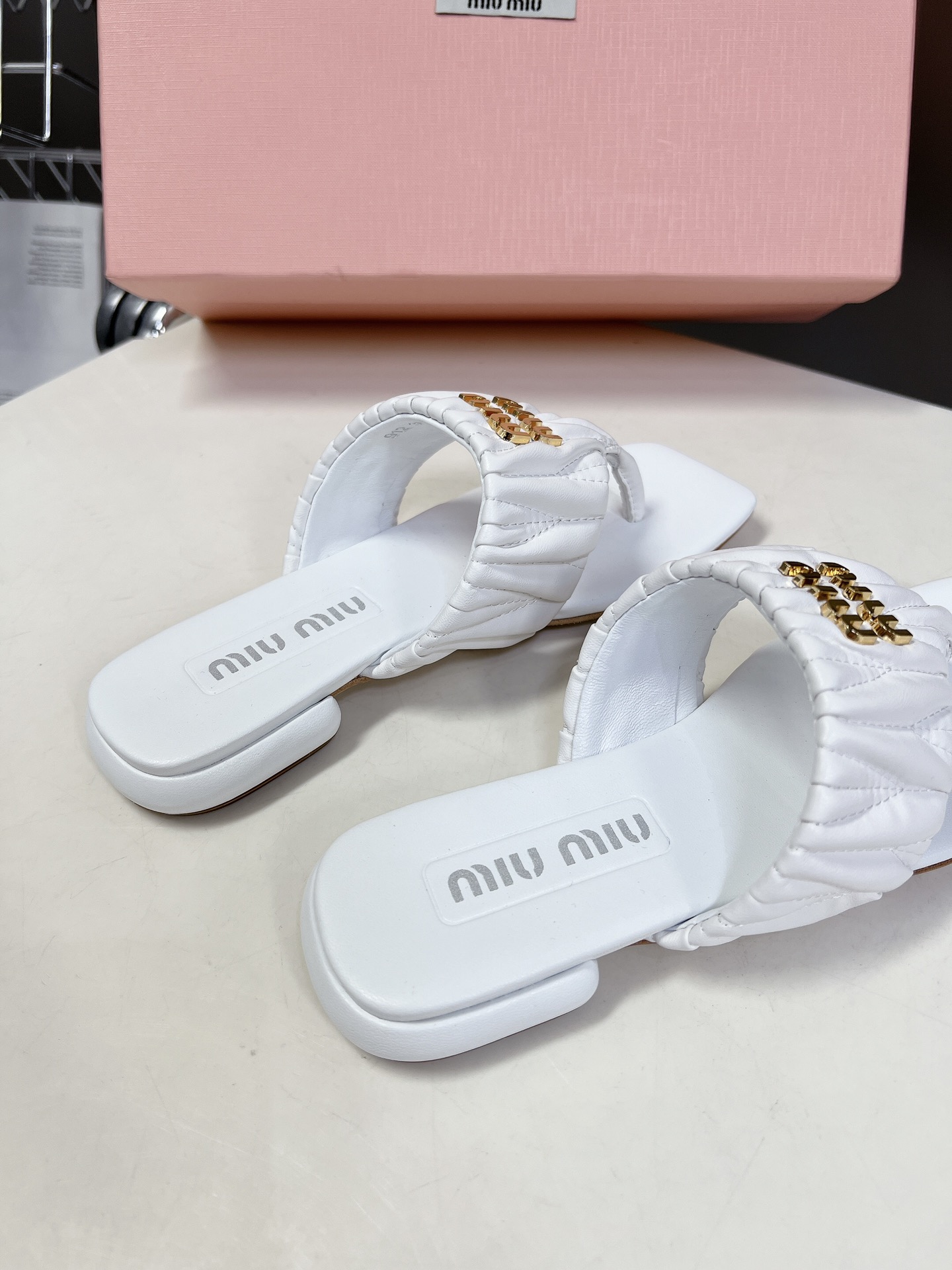 MIUMIU缪缪春夏新款拖鞋系列上新舒适度与时髦度并存的开挂全新系列设计搭配简约大方百搭时尚！鞋面原版定