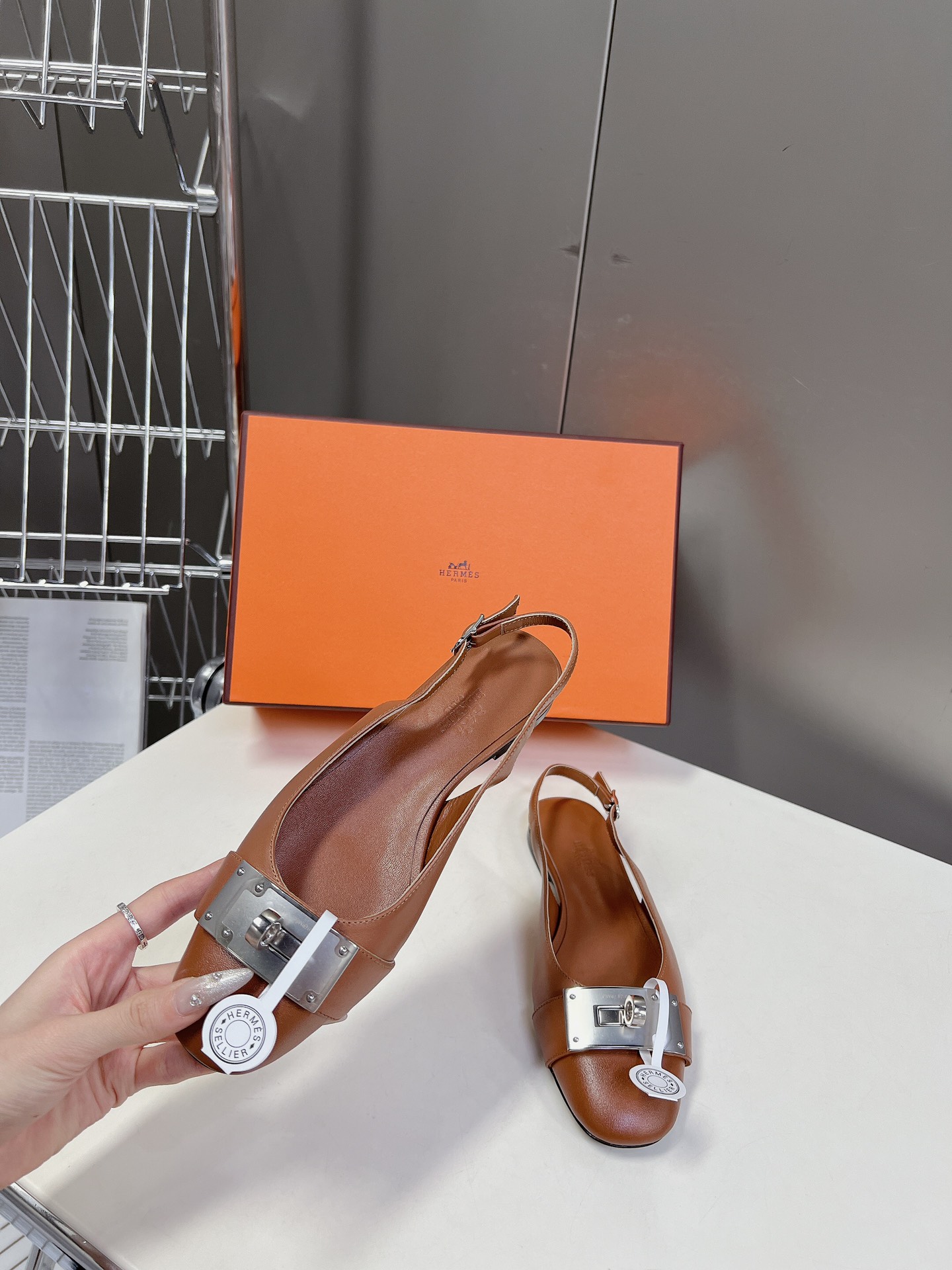 HERMES爱马仕2024春夏穆勒拖鞋新品h家圆头造型的穆勒拖还是第一款上脚包裹感更强走路更跟脚️原版复