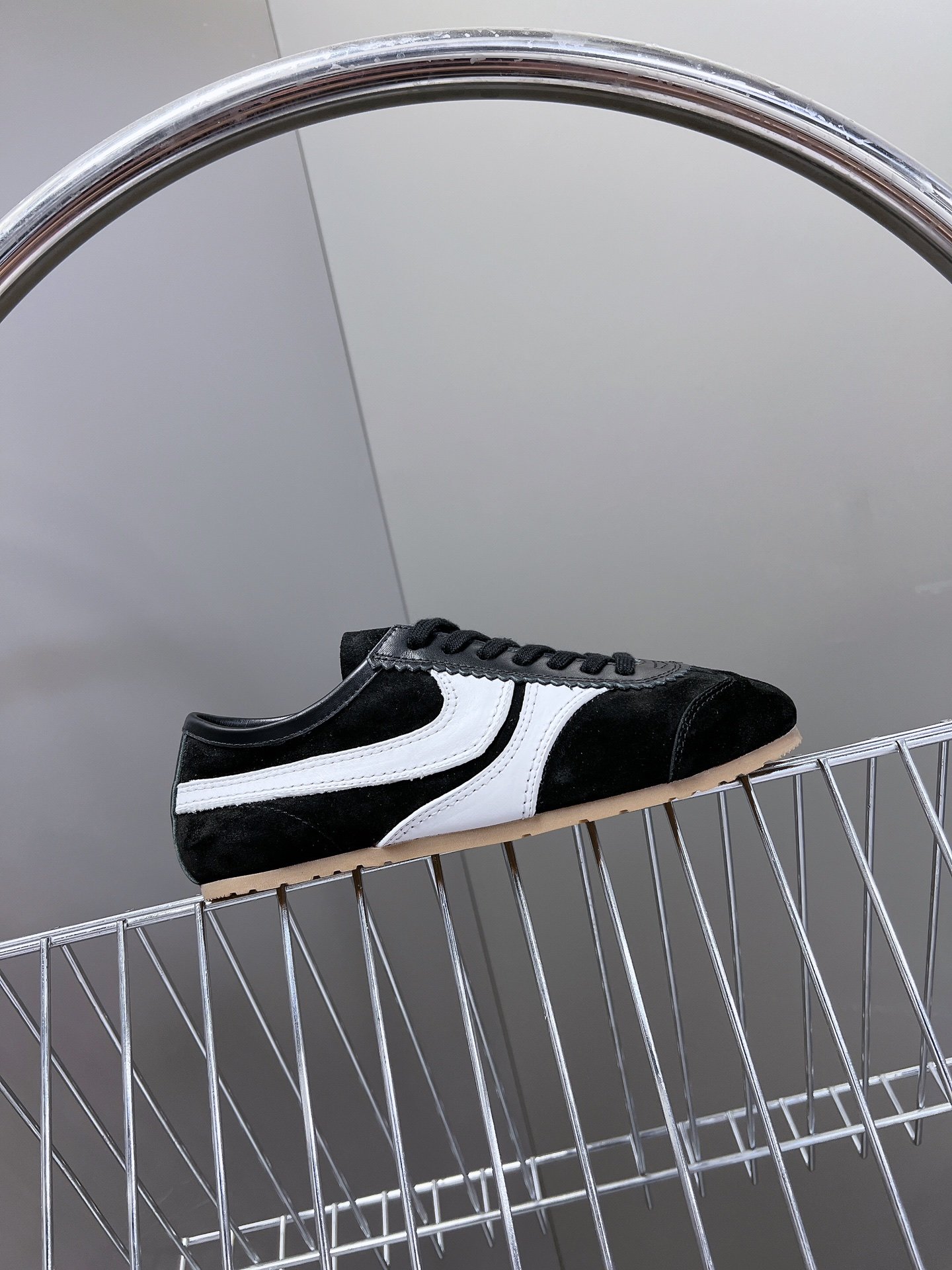 DriesVanNoten纯原单德训休闲鞋这一款德国训练鞋延续了经典的T形真皮拼接设计经过设计团队多次的