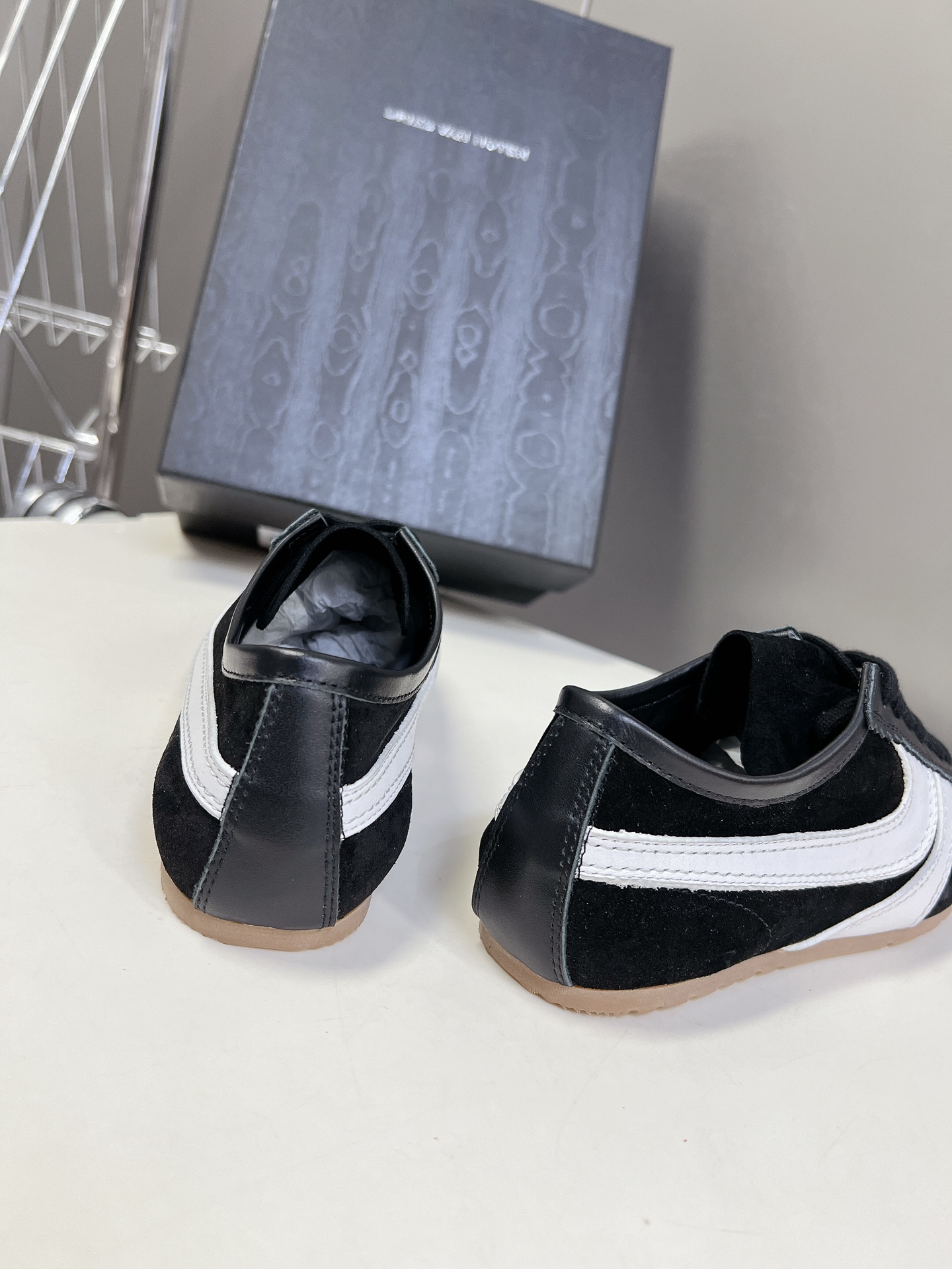 DriesVanNoten纯原单德训休闲鞋这一款德国训练鞋延续了经典的T形真皮拼接设计经过设计团队多次的