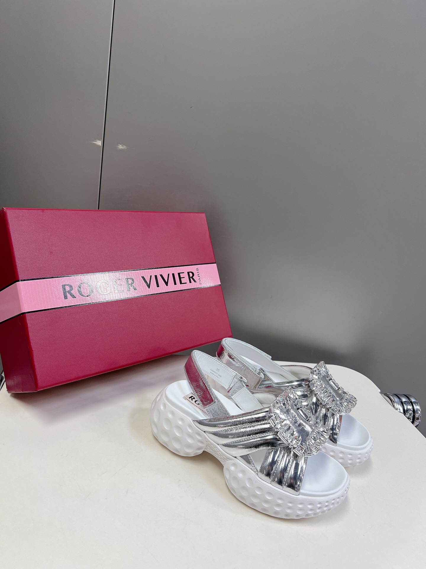 VivRunMoonlight钻扣厚底凉鞋时尚邂逅活力运动风就诞生了品牌倍受喜爱的运动鞋系列对于想要凉鞋