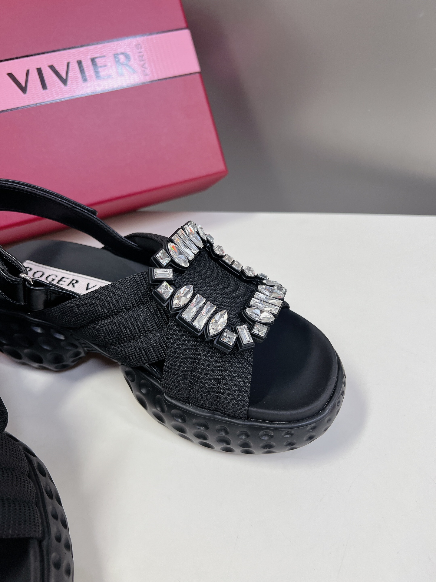 VivRunMoonlight钻扣厚底凉鞋时尚邂逅活力运动风就诞生了品牌倍受喜爱的运动鞋系列对于想要凉鞋