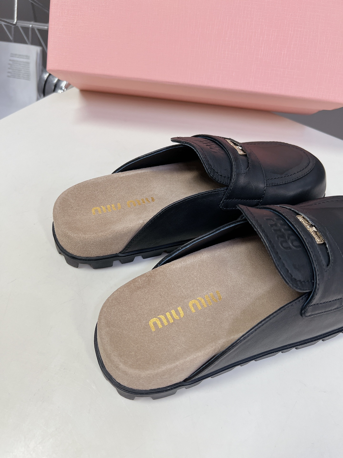 miumiu缪缪春夏最新钱币拖鞋miumiu今年也是出了不少！这双拖也好好看！皮质的就是非常高级呀！！!