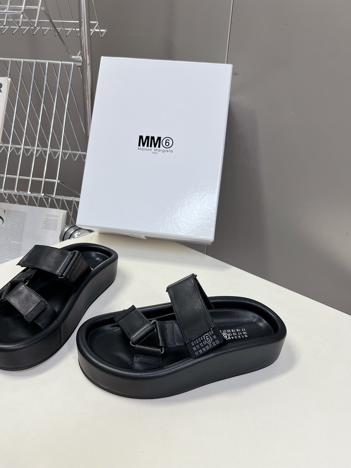 MM6马吉拉最近超级的走秀款拖鞋舒适度不用说肯定会很舒服的廓形独具匠心的布料和对比材质的拼贴均是MM6值