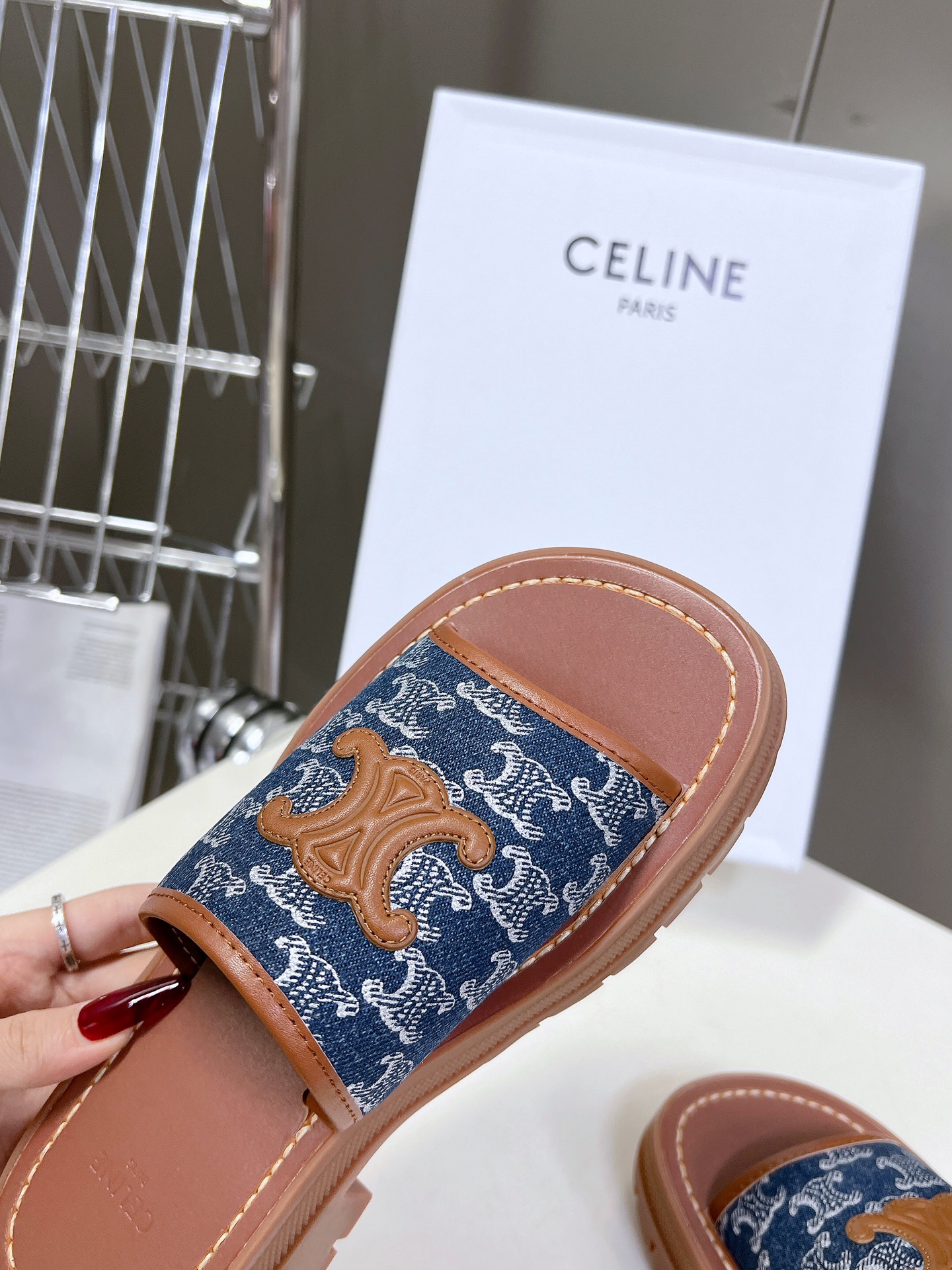 Celine思琳经典春最新爆款沙滩凉鞋夏天搭配袜子简直绝绝子复古的点上带上了满分时髦感颜值原版购入开发依