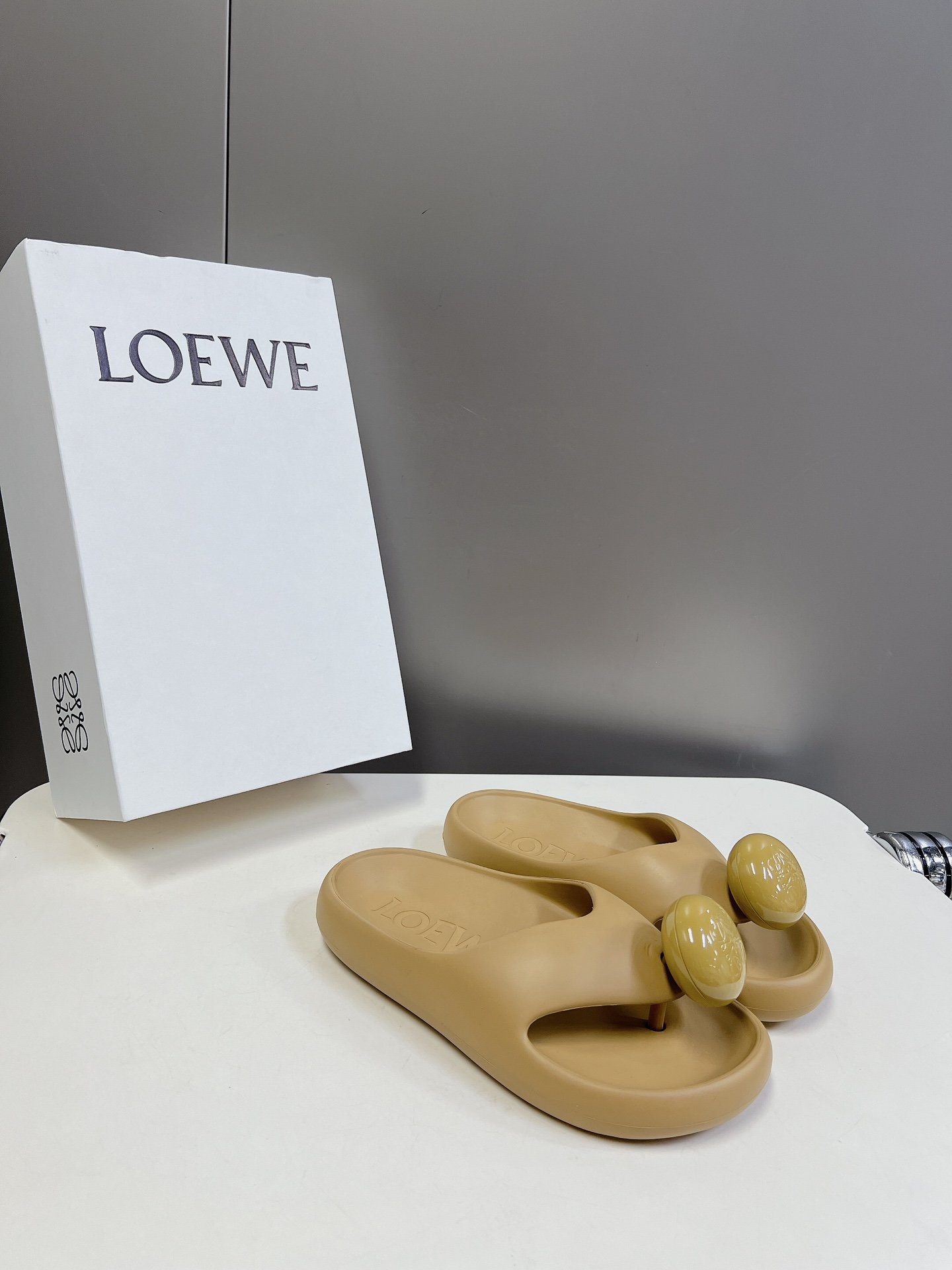 罗意威LOEWE24s春夏新款Ease泡泡夹脚沙滩鞋凉拖鞋原版购入开发做货羊皮材质舒适度极高非常具有辨识