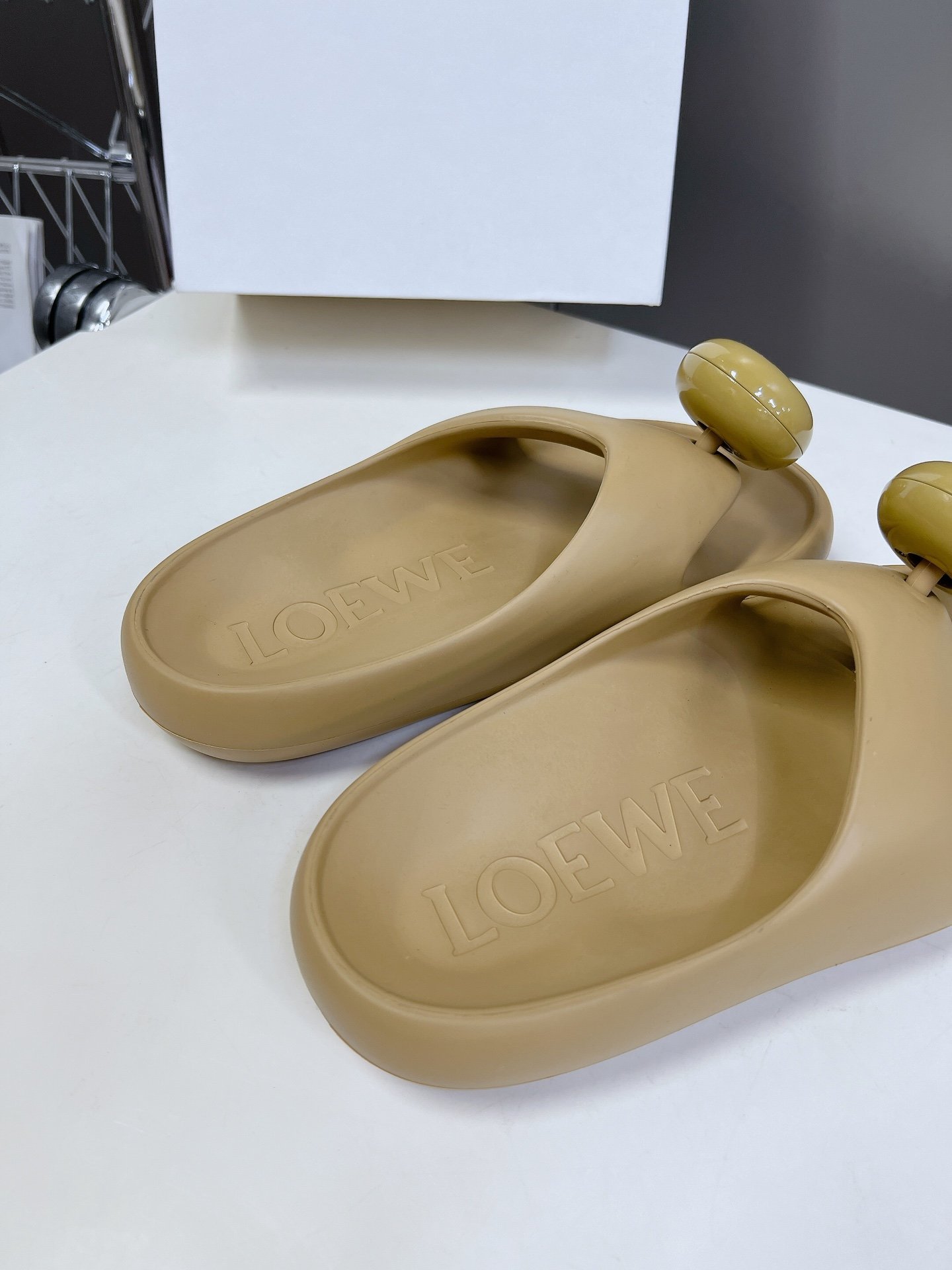 罗意威LOEWE24s春夏新款Ease泡泡夹脚沙滩鞋凉拖鞋原版购入开发做货羊皮材质舒适度极高非常具有辨识