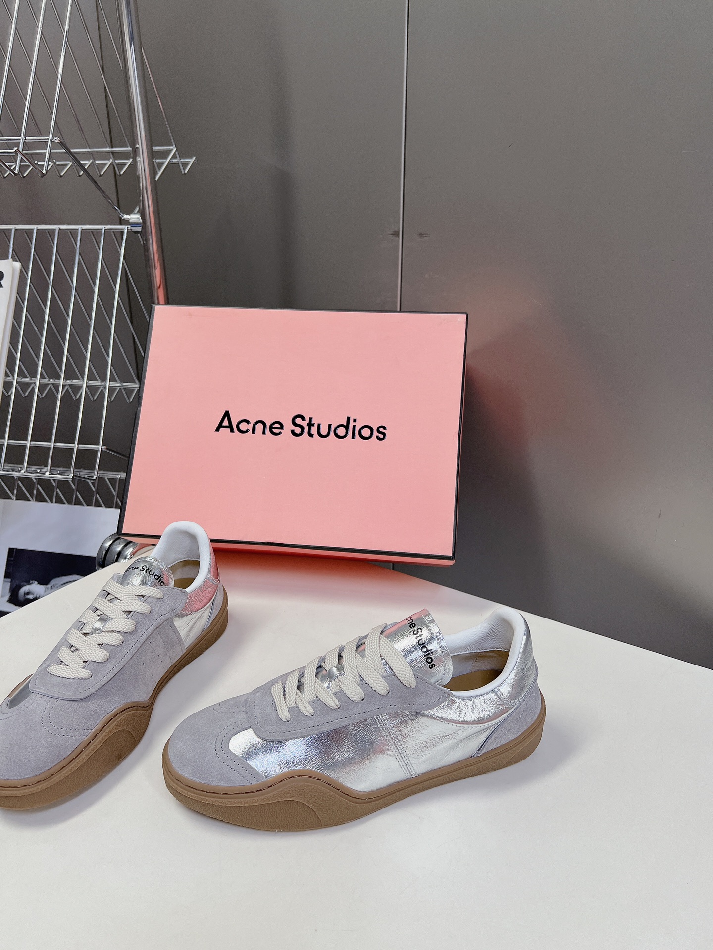 AcneStudios24春夏新款星星德训鞋休闲小白鞋此款运动鞋饰有烫印星星图案选用皮革和麂皮拼接设计细