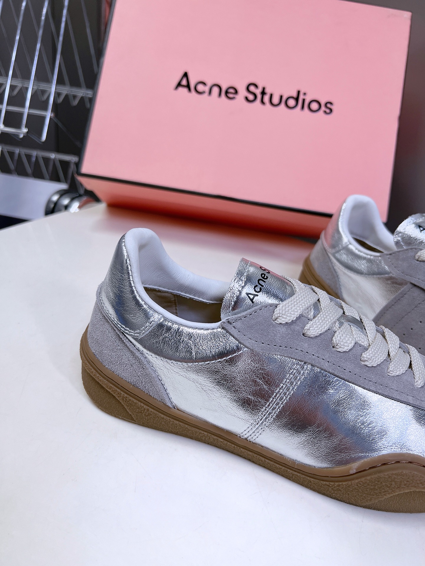 AcneStudios24春夏新款星星德训鞋休闲小白鞋此款运动鞋饰有烫印星星图案选用皮革和麂皮拼接设计细