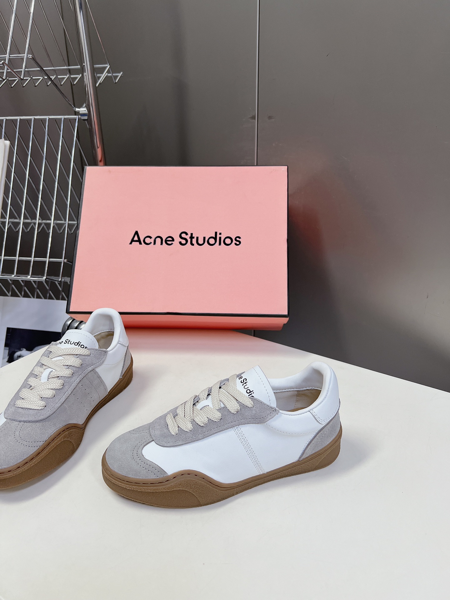 AcneStudios24春夏新款星星德训鞋休闲小白鞋此款运动鞋饰有烫印星星图案选用皮革和麂皮拼接设计细