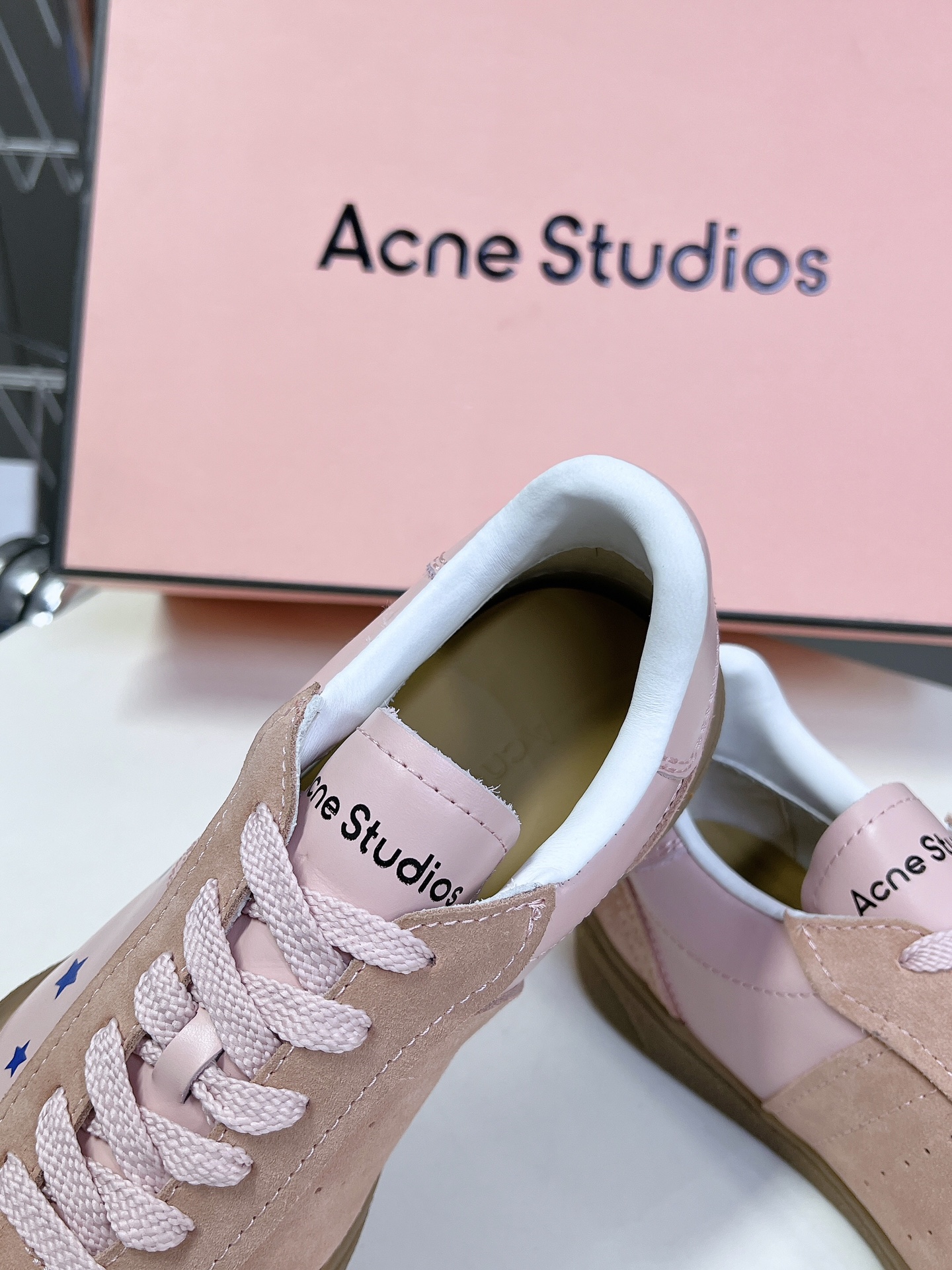 AcneStudios24春夏新款星星德训鞋休闲小白鞋此款运动鞋饰有烫印星星图案选用皮革和麂皮拼接设计细